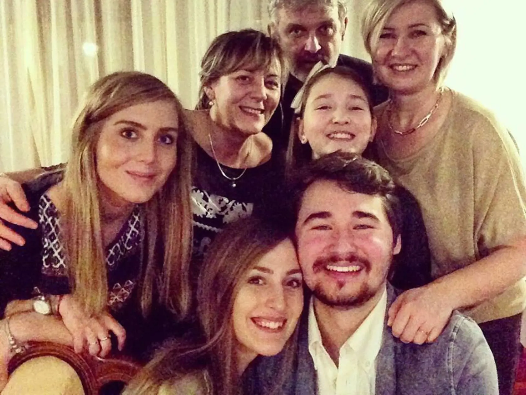 Hudáčovci v predvečer svadby v septembri 2017, snúbenci Janka a Šimon, rodičia nevesty Juraj a Danka, jej sestra Daniela a Šimonova mama Edita, prvá manželka Michala Hudáča