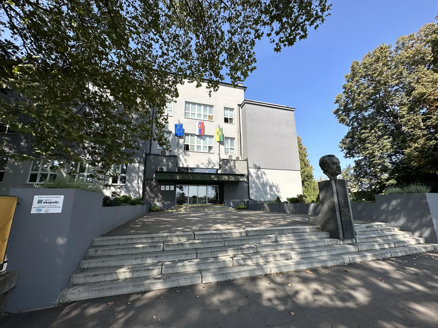Michalovské gymnázium, na ktoré Soňa chodila.