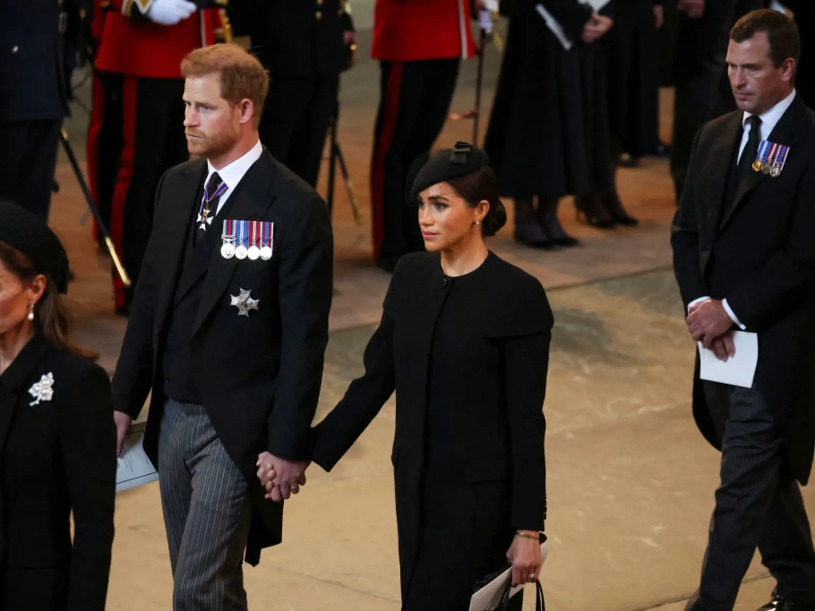 Princ Harry a vojvodkyňa Meghan počas smútočného pochodu za rakvou Alžbety II.