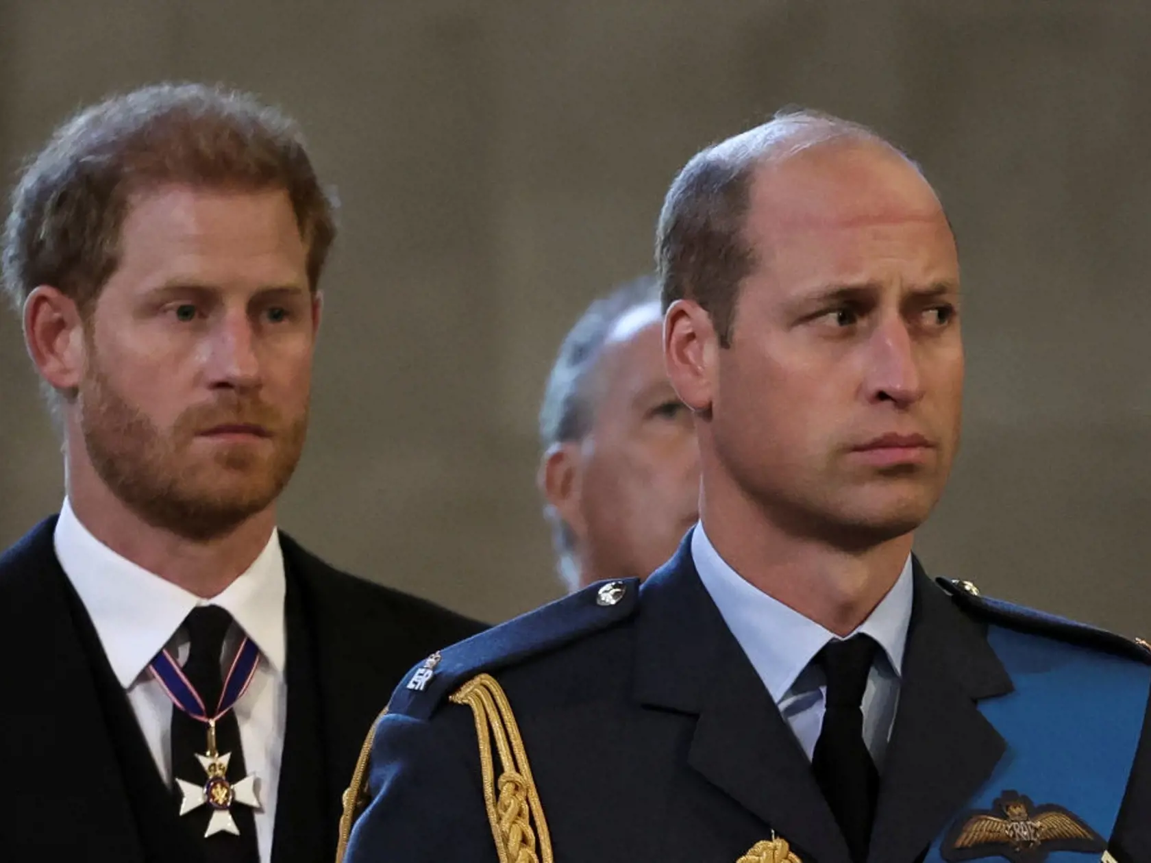 Harry a William sa po dlhom čase znova stretli, veľa slov však medzi sebou neprehodili. Povráva sa, že Will sa nechce s bratom baviť, pokiaľ nebude jasné, čo všetko zaznie v explozívnom rozhovore pre médiá, ktorý Harry a Meghan chystajú.