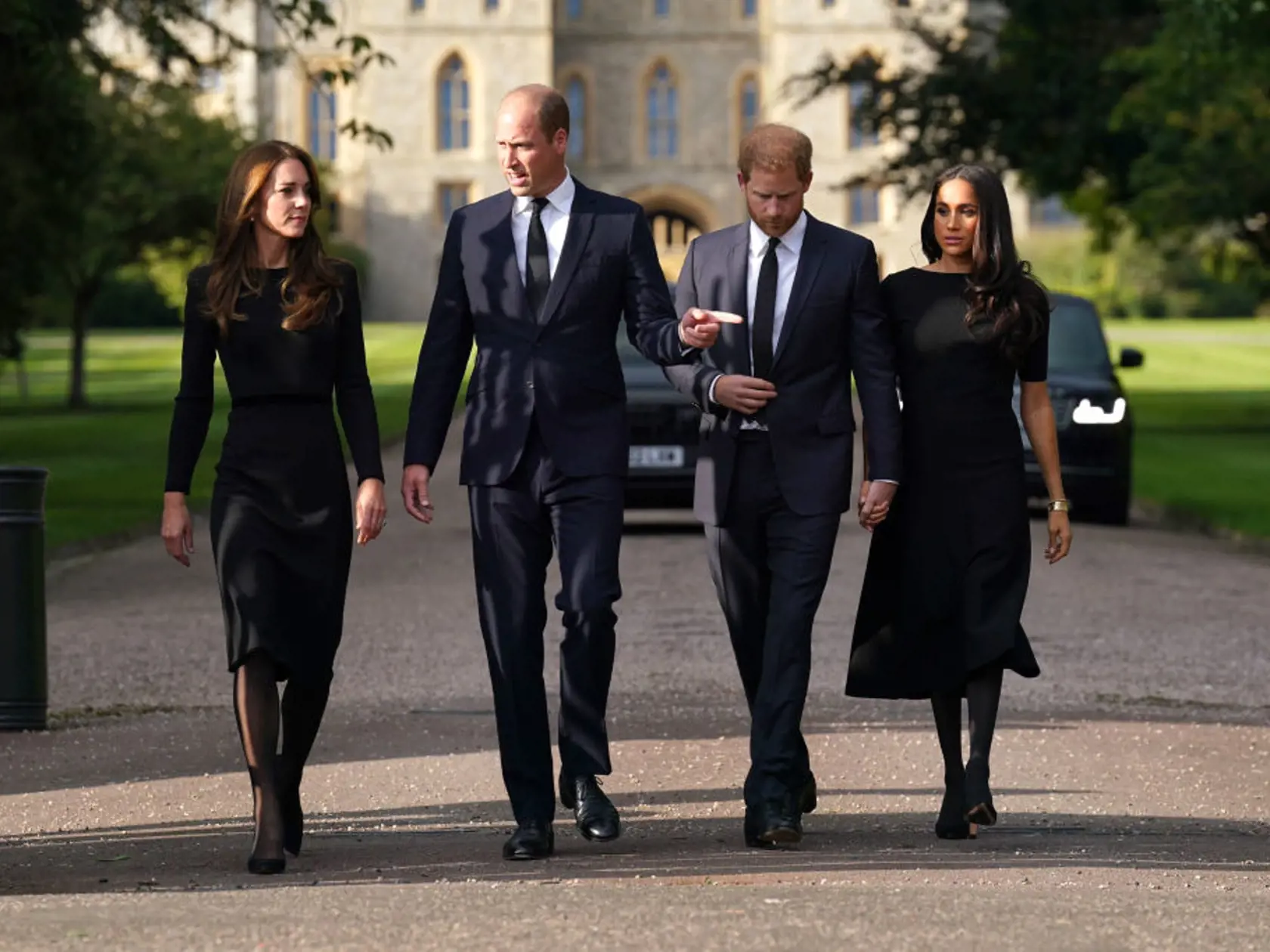 Dojímavý moment, na ktorý čakal celý svet. Willia, Kate, Harry a Meghan opäť spolu.