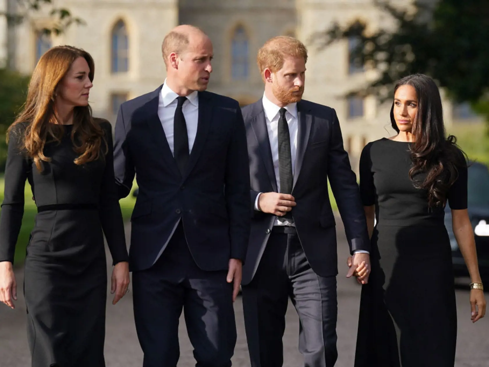 Dojímavý moment, na ktorý čakal celý svet. Willia, Kate, Harry a Meghan opäť spolu.