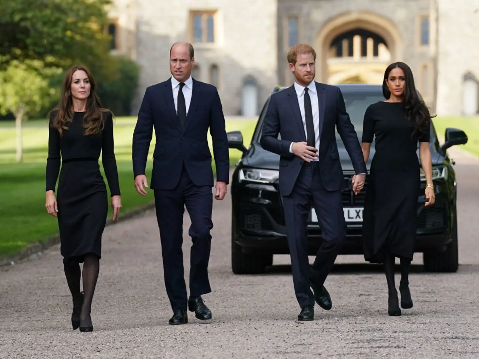 Dojímavý moment, na ktorý čakal celý svet. Willia, Kate, Harry a Meghan opäť spolu.