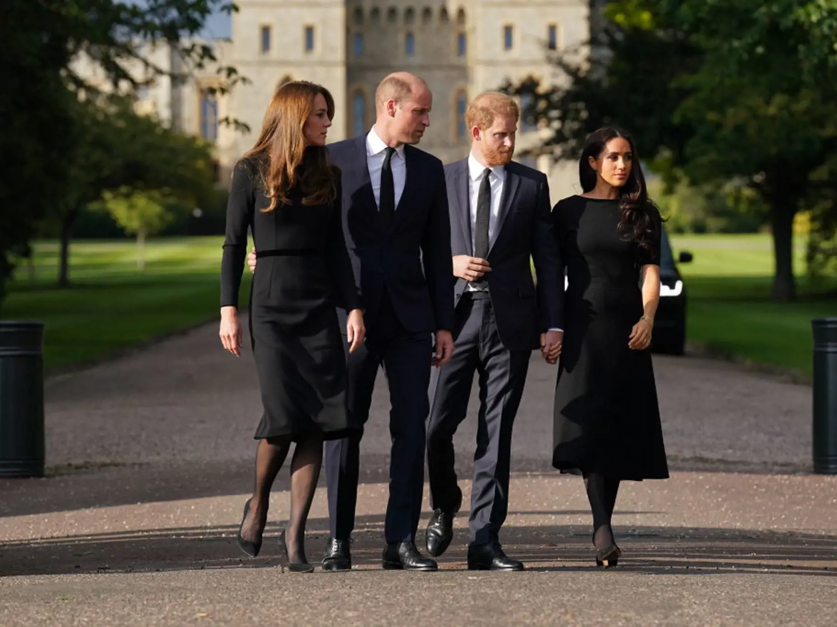 Dojímavý moment, na ktorý čakal celý svet. Willia, Kate, Harry a Meghan opäť spolu.