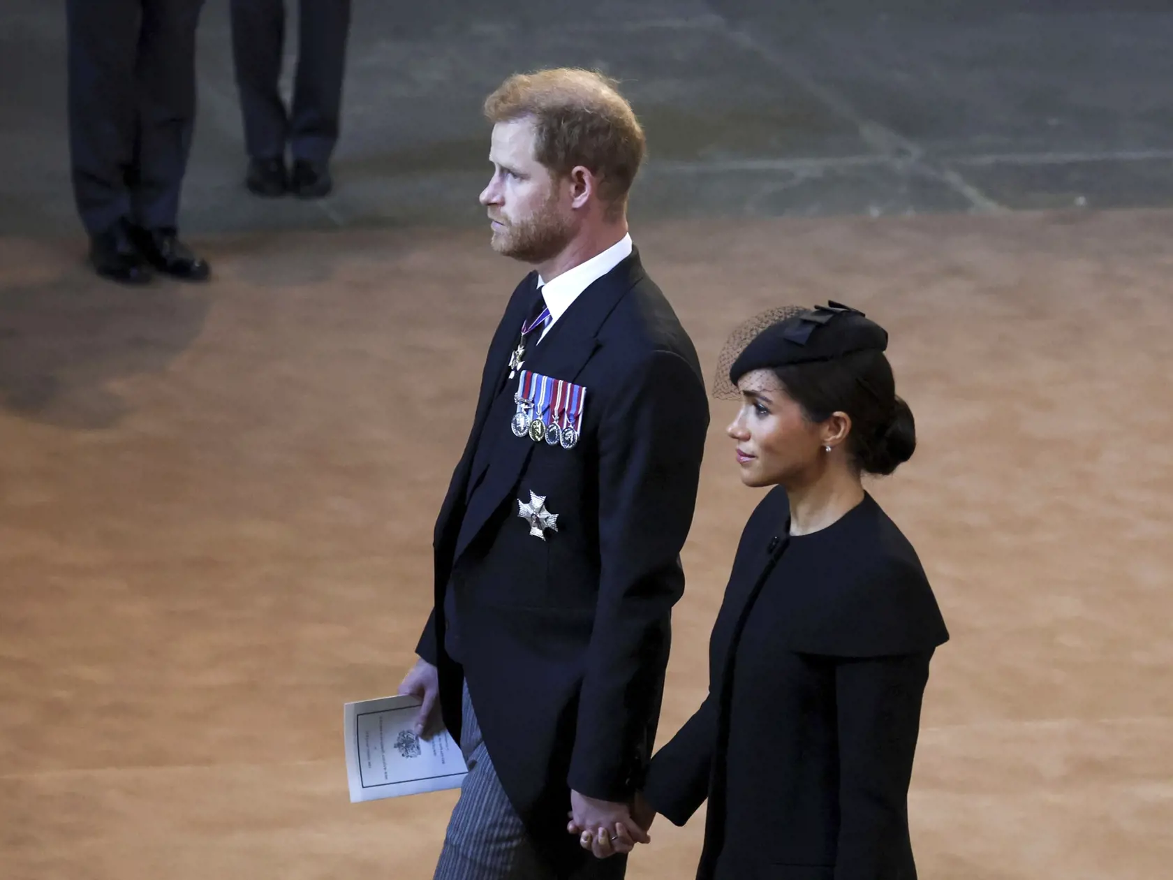 WA 65 Londýn - Britský princ Harry a jeho manželka Meghan prichádzajú do Westminsterskej sály v Londýne 14. septembra 2022. Rakva zosnulej britskej kráľovnej Alžbety II.  bude v najstaršej časti sídla britského parlamentu vystavená od stredy na štyri dni so štátnymi poctami. Pohreb sa uskutoční v pondelok 19. septembra. Kráľovná Alžbeta II. zomrela vo štvrtok 8. seprembra popoludní vo svojom škótskom sídle Balmoral. Na tróne bola 70 rokov. FOTO TASR/AP