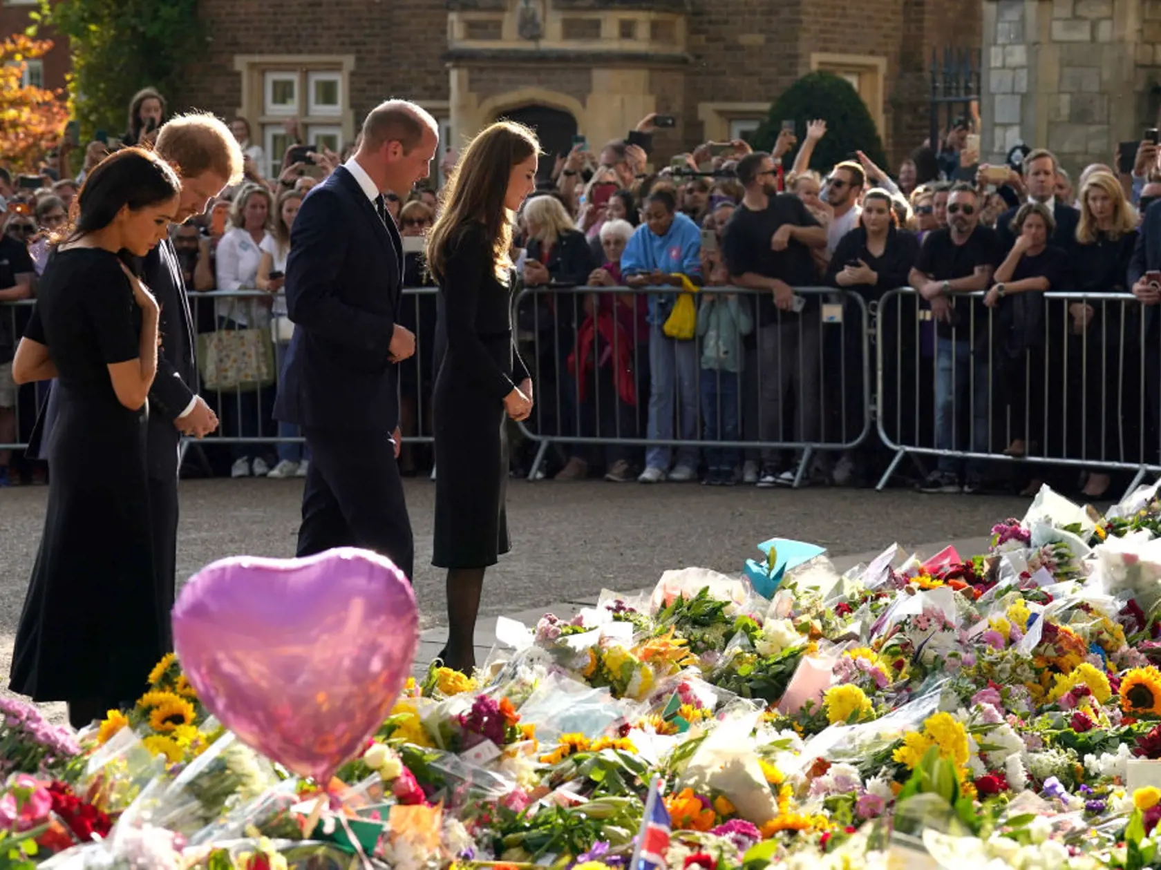 Dojímavý moment, na ktorý čakal celý svet. Willia, Kate, Harry a Meghan opäť spolu.