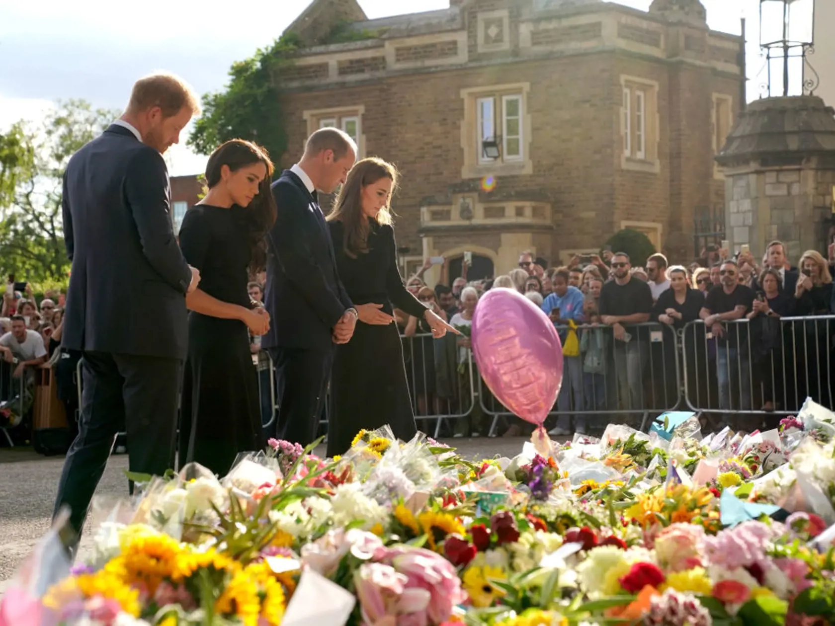 Dojímavý moment, na ktorý čakal celý svet. Willia, Kate, Harry a Meghan opäť spolu.