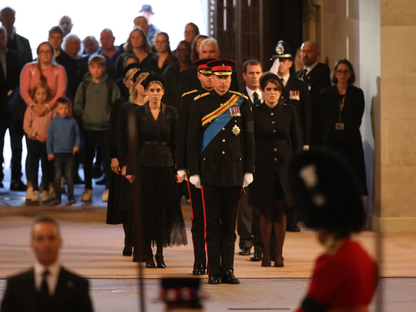 Synovia kráľa Charlesa III. – princovia William a Harry, dcéry princa Andrewa – princezné Beatrice a Eugenie, deti princeznej Anne – Peter Phillips a Zara Tindallová a deti princa Edwarda – Louise a James – stáli ticho okolo katafalku, na ktorom je rakva uložená.