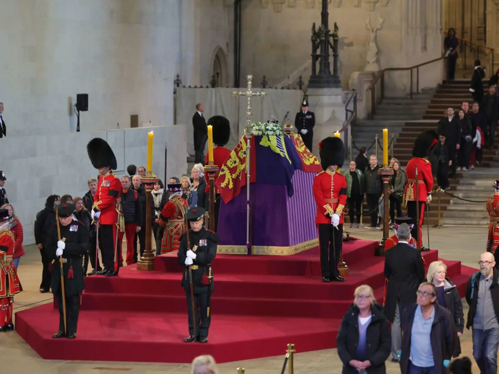 Synovia kráľa Charlesa III. – princovia William a Harry, dcéry princa Andrewa – princezné Beatrice a Eugenie, deti princeznej Anne – Peter Phillips a Zara Tindallová a deti princa Edwarda – Louise a James – stáli ticho okolo katafalku, na ktorom je rakva uložená.