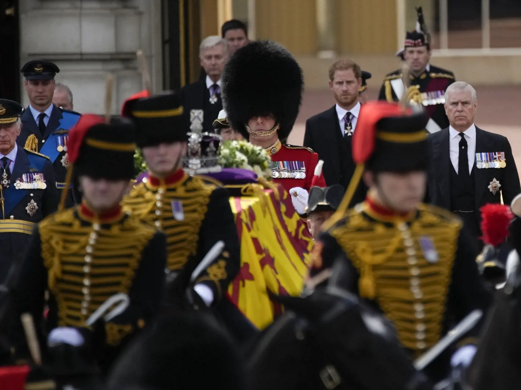 JB 38 Londýn - Britský kráľ Karol III. (vľavo), britský princ William, princ z Walesu (druhý zľava), britská princezná Anna (uprostred), britský princ Harry (uprostred vpravo) a britský princ Andrew (vpravo) kráčajú za rakvou s telesnými pozostatkami zosnulej britskej kráľovnej Alžbety II. počas slávnostnej procesie z Buckinghamského paláca do Westminsterského paláca v Londýne 14. septembra 2022. Alžbetina rakva bude od stredy na štyri dni vystavená so štátnymi poctami vo Westminster Hall, najst