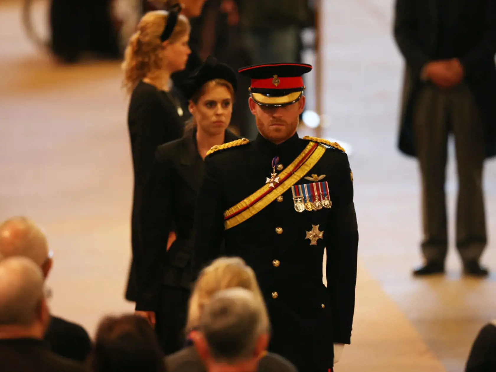 Synovia kráľa Charlesa III. – princovia William a Harry, dcéry princa Andrewa – princezné Beatrice a Eugenie, deti princeznej Anne – Peter Phillips a Zara Tindallová a deti princa Edwarda – Louise a James – stáli ticho okolo katafalku, na ktorom je rakva uložená.