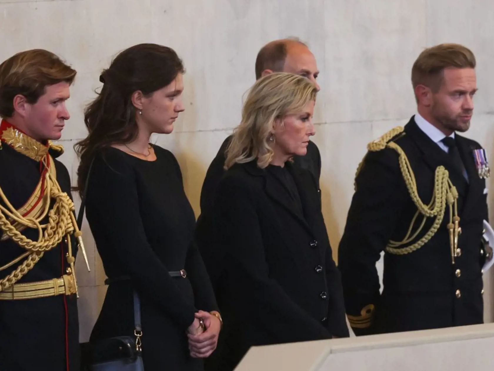 Synovia kráľa Charlesa III. – princovia William a Harry, dcéry princa Andrewa – princezné Beatrice a Eugenie, deti princeznej Anne – Peter Phillips a Zara Tindallová a deti princa Edwarda – Louise a James – stáli ticho okolo katafalku, na ktorom je rakva uložená.