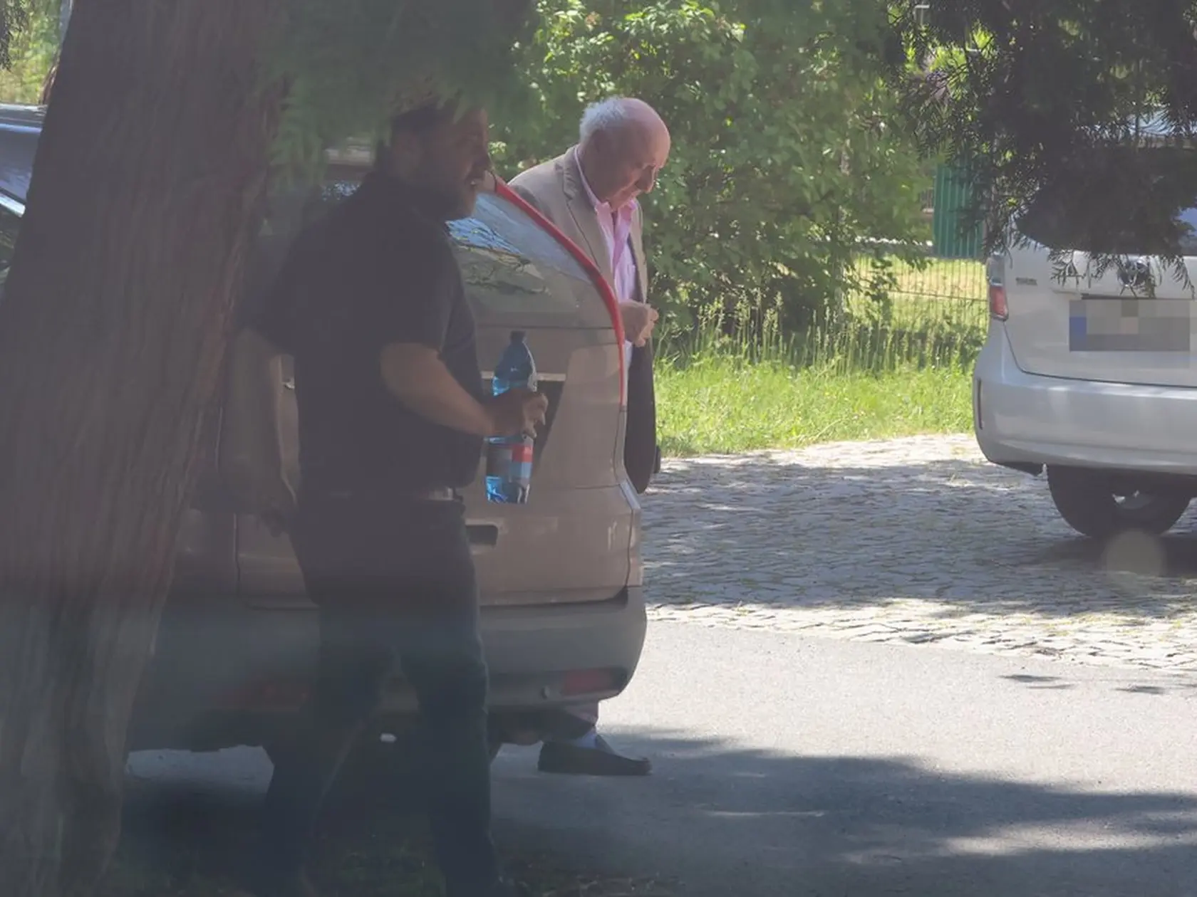 Felix Slováček a Felix Slováček ml. navštívili Dádu Patrasovú v liečebni v Bohniciach.
