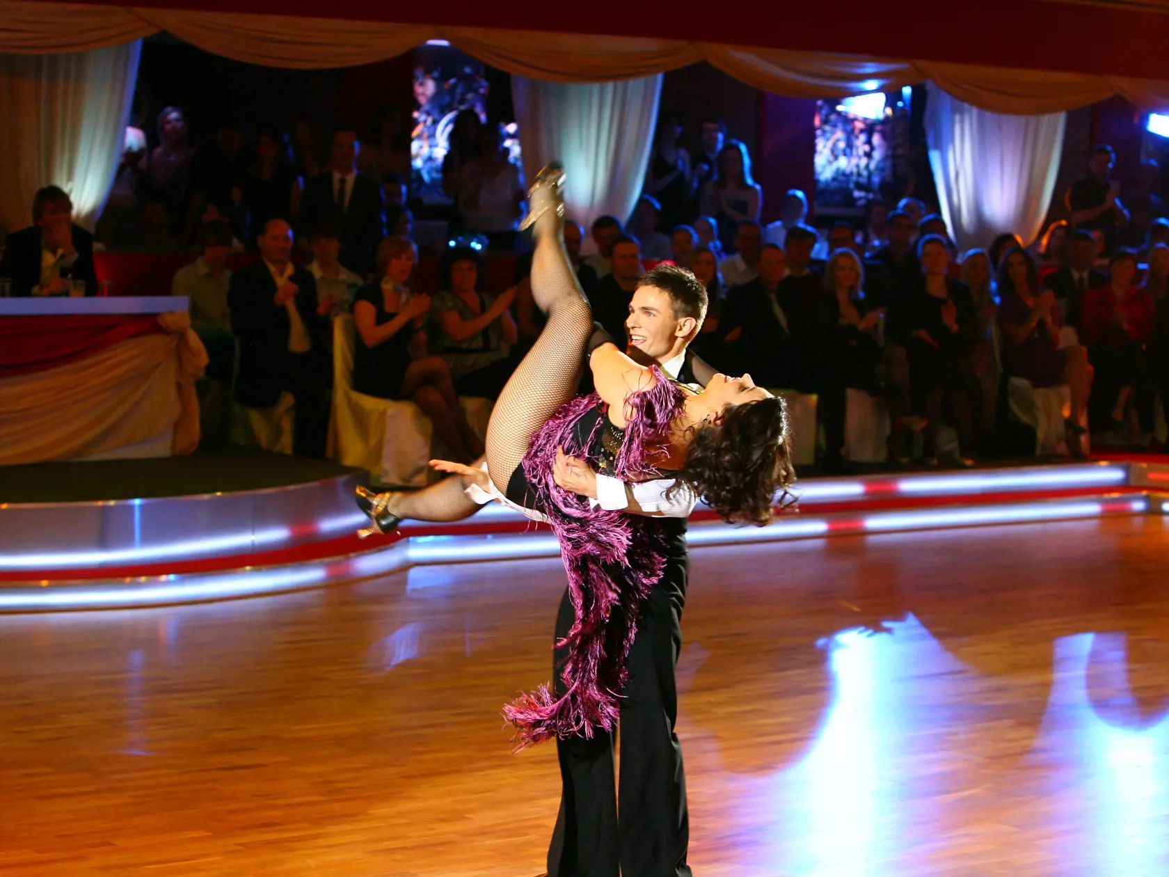 Petra Polnisova, Tomas Surovec
Lets Dance 3, 1kolo
16.4.2009
Foto:Robo Homola
pôvodný súbor:IMG_foto ROBO HOMOLA_19601.JPG