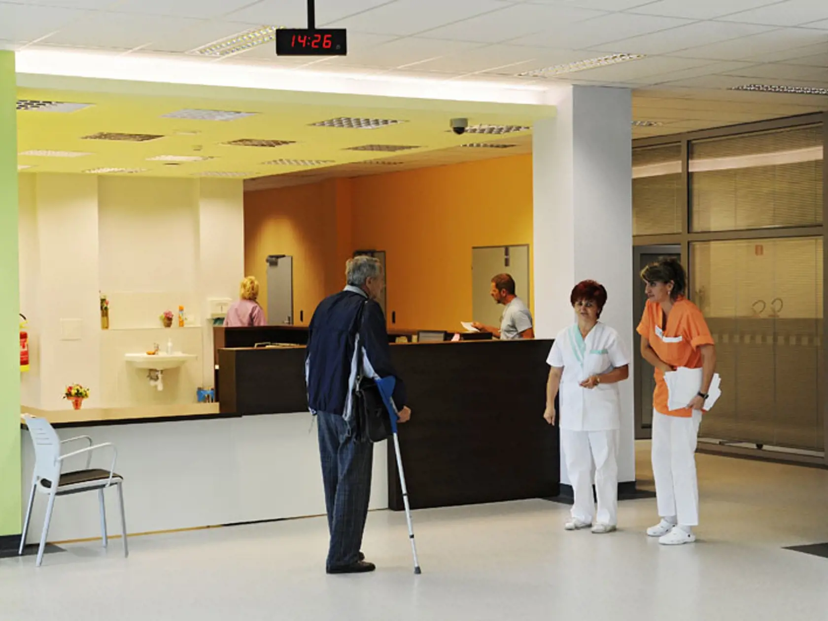 Bývala riaditeľka pre ošetrovateľskú činnosť Beáta Kotuličová, tvrdí, že ju odvolali  kvôli tomu, že vzniesla výčitku vedeniu ústavu.