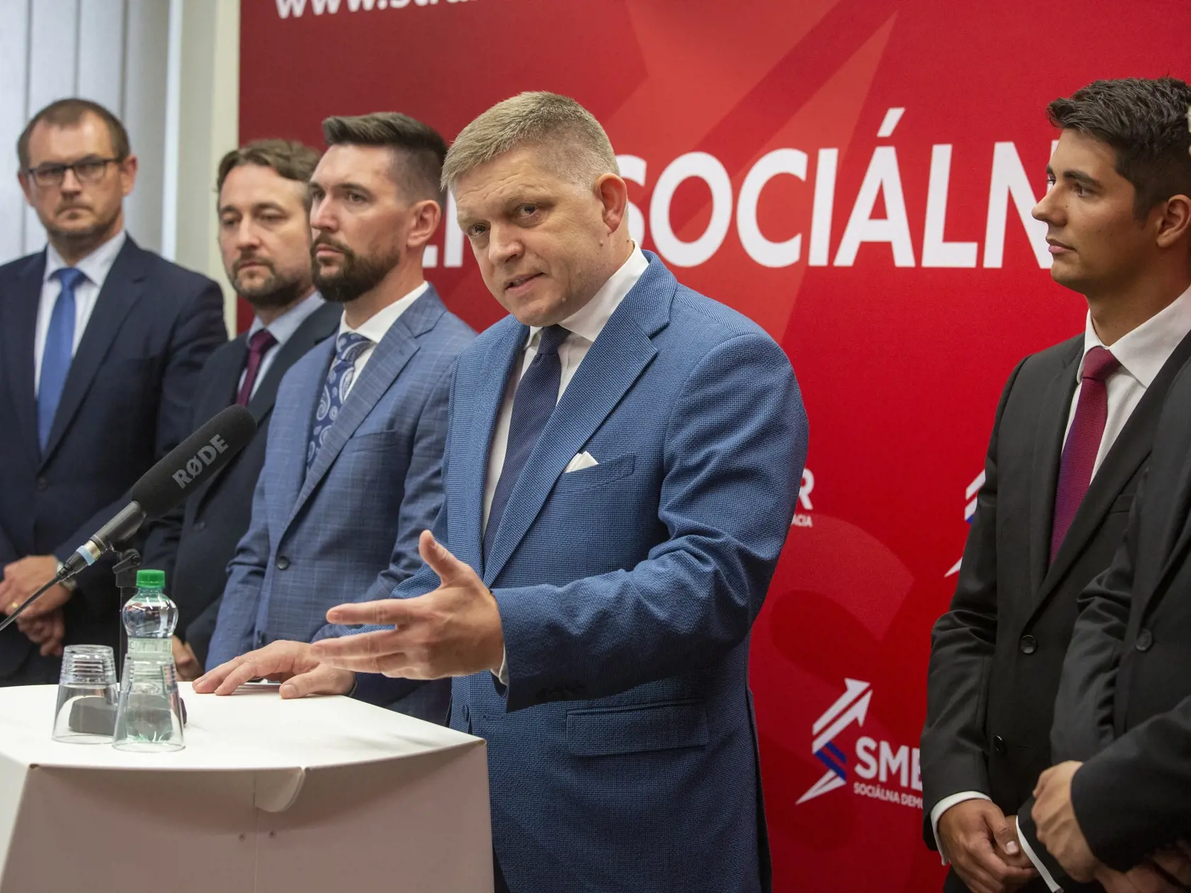 Pracovný snem strany SMER-SD na Súmračnej ulici v BA
Na obr: predsedníctvo Smer-SD
Marián Saloň, Richard Takáč, Róbert Fico, Erik Kaliňák, Ladislav Kamenický, Juraj Blanár