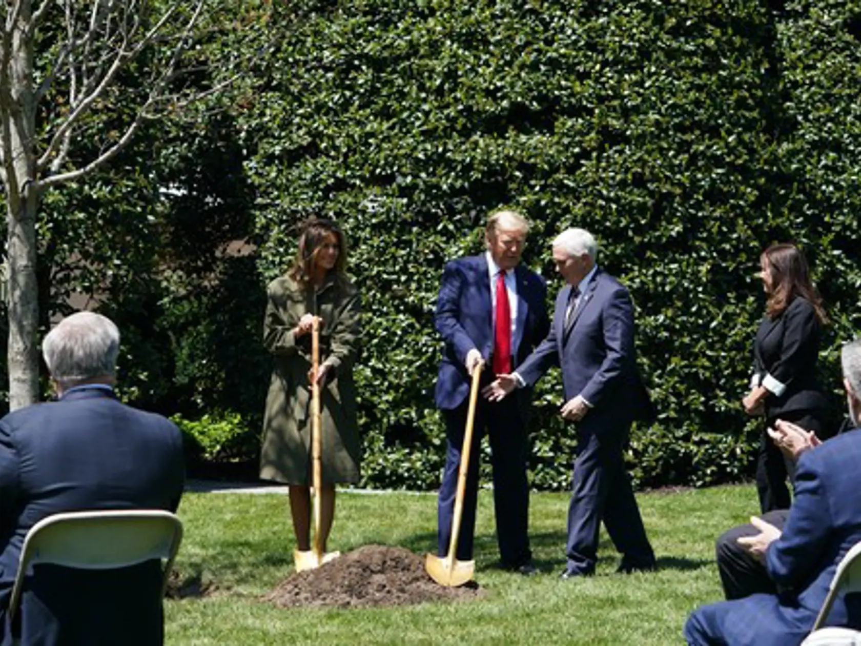 Melania Trump sadila v záhradách Bieleho domu stromčeky.