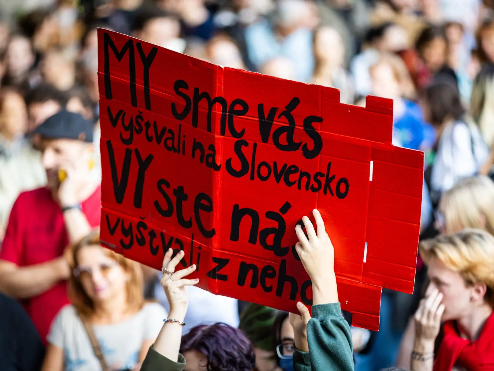 Ľudia si na protest priniesli transparenty od výmyslu sveta.