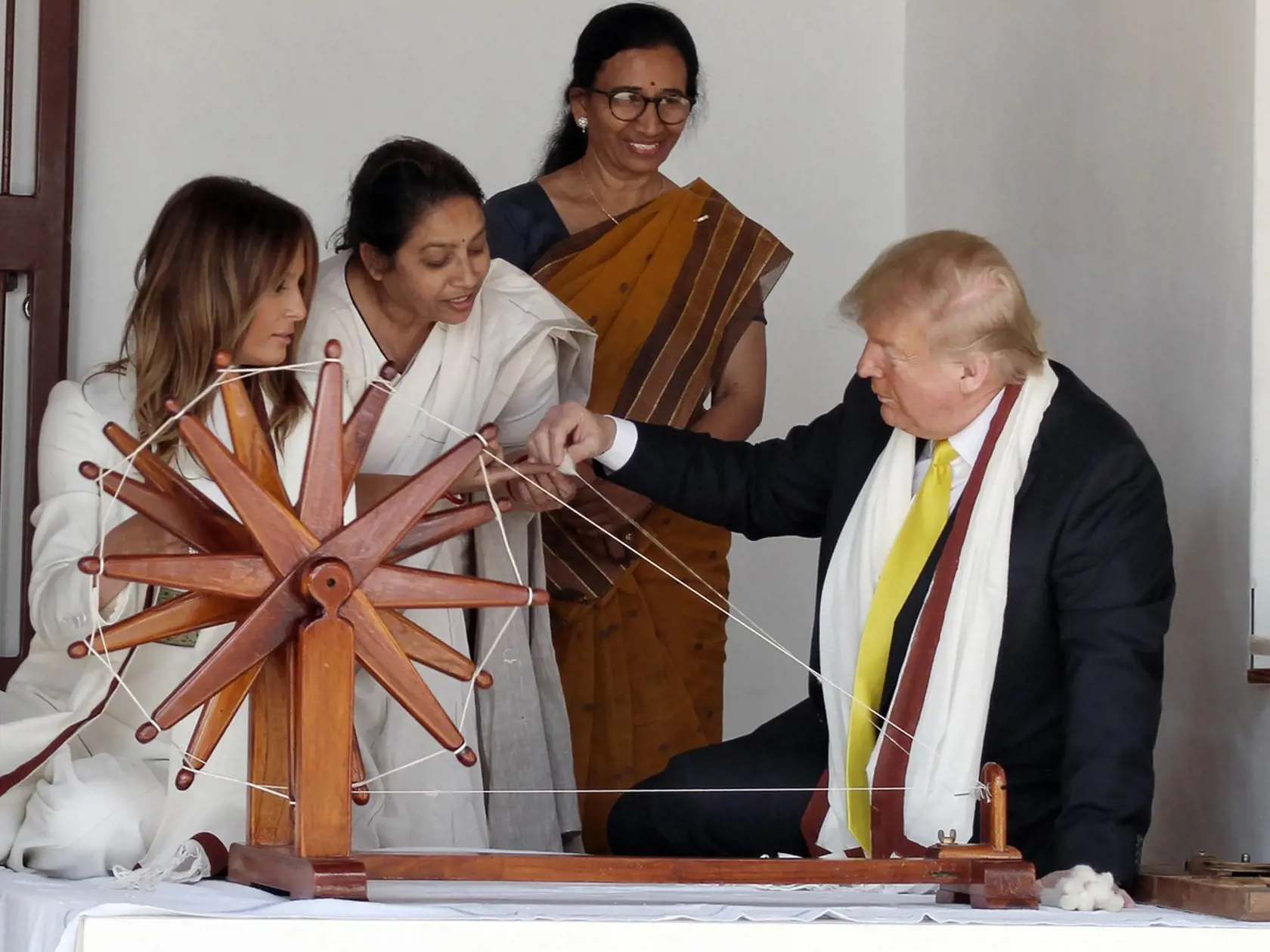Americký prezidentský pár Donald a Melania Trumpovci navštívil v pondelok a utorok Indiu. Líder USA priletel do Naí Dillí vyrokovať dohodu o nákupe zbraní.
