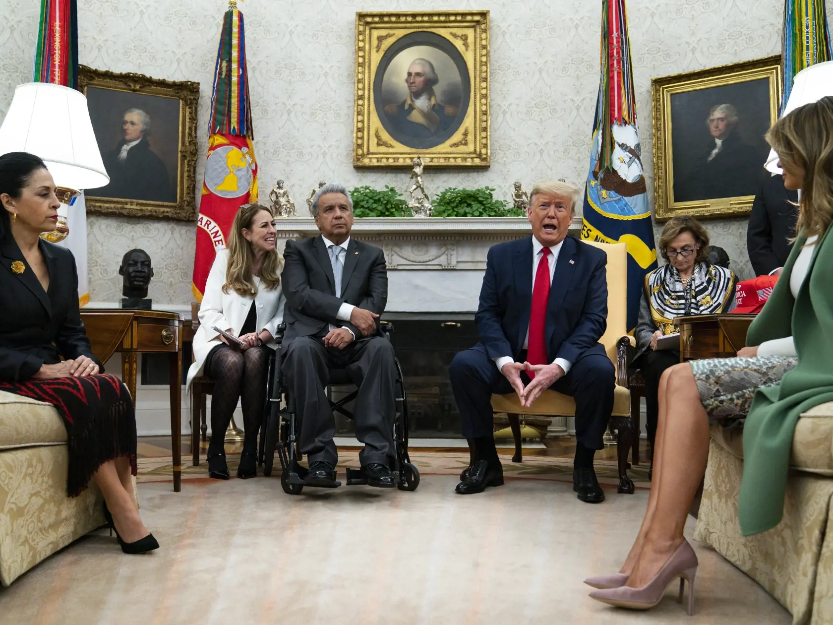 JB 16 Washington - Americký prezident Donald Trump (uprostred vpravo) sa rozpráva so svojím ekvádorským partnerom Leninom Morenom  (uprostred vľavo) počas ich stretnutia v Oválnej pracovni Bieleho domu vo Washingtone 12. februára 2020. FOTO TASR/AP

President Donald Trump and first lady Melania Trump meet with Ecuadorian President Lenin Moreno and his wife Rocio Gonzalez in the Oval Office of the White House, Wednesday, Feb. 12, 2020, in Washington. (AP Photo/Evan Vucci)