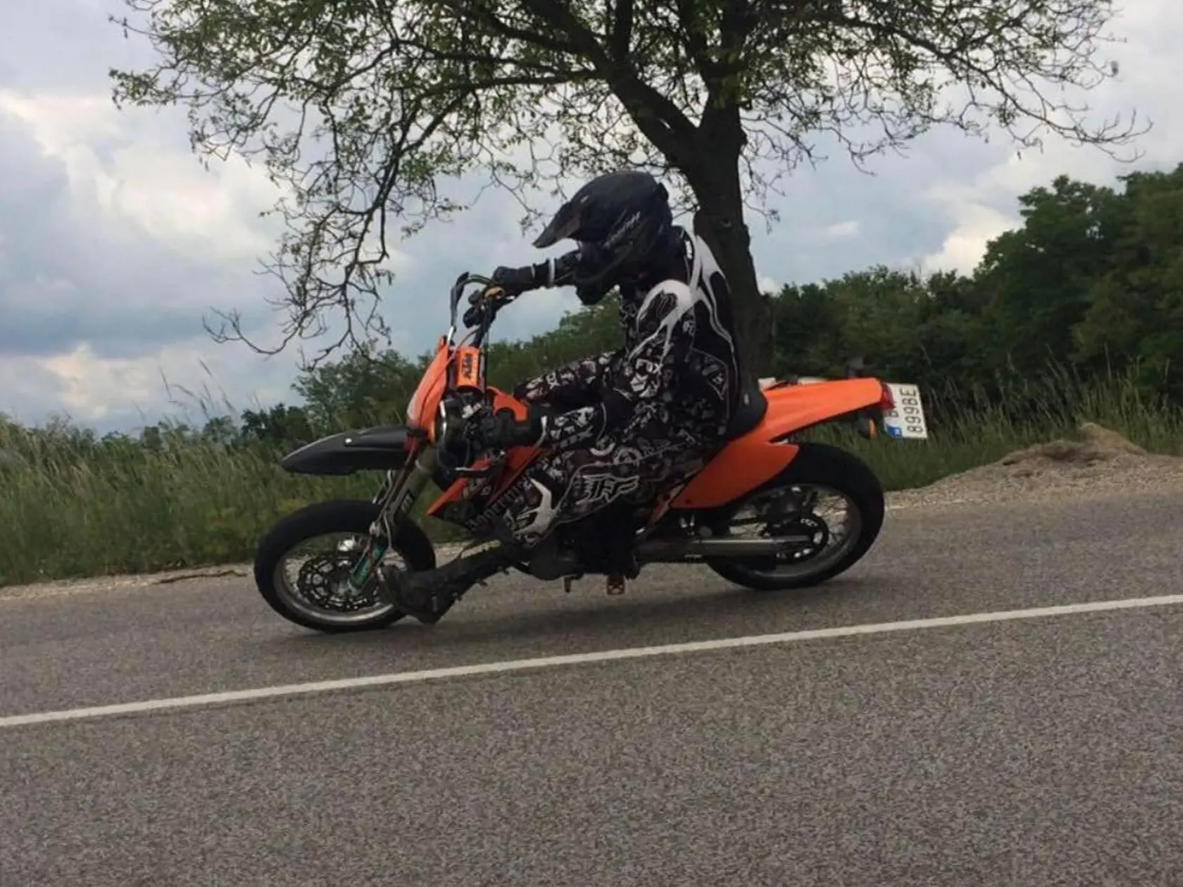 Desiatky ľudí sa nedokážu zmieriť s jeho predčasným odchodom.