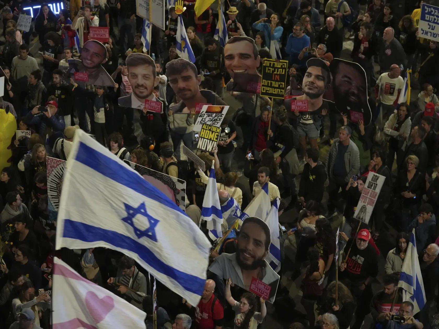 WA 7 Tel Aviv - Demonštranti protestujú v Tel Avive za okamžité prepustenie rukojemníkov zadržiavaných palestínskym militantným hnutím Hamas v Pásme Gazy v sobotu 29. marca 2025. FOTO TASR/AP

People take part in a protest demanding the immediate release of hostages held by Hamas in the Gaza Strip, in Tel Aviv, Israel, Saturday, March 29, 2025. (AP Photo/Maya Alleruzzo)