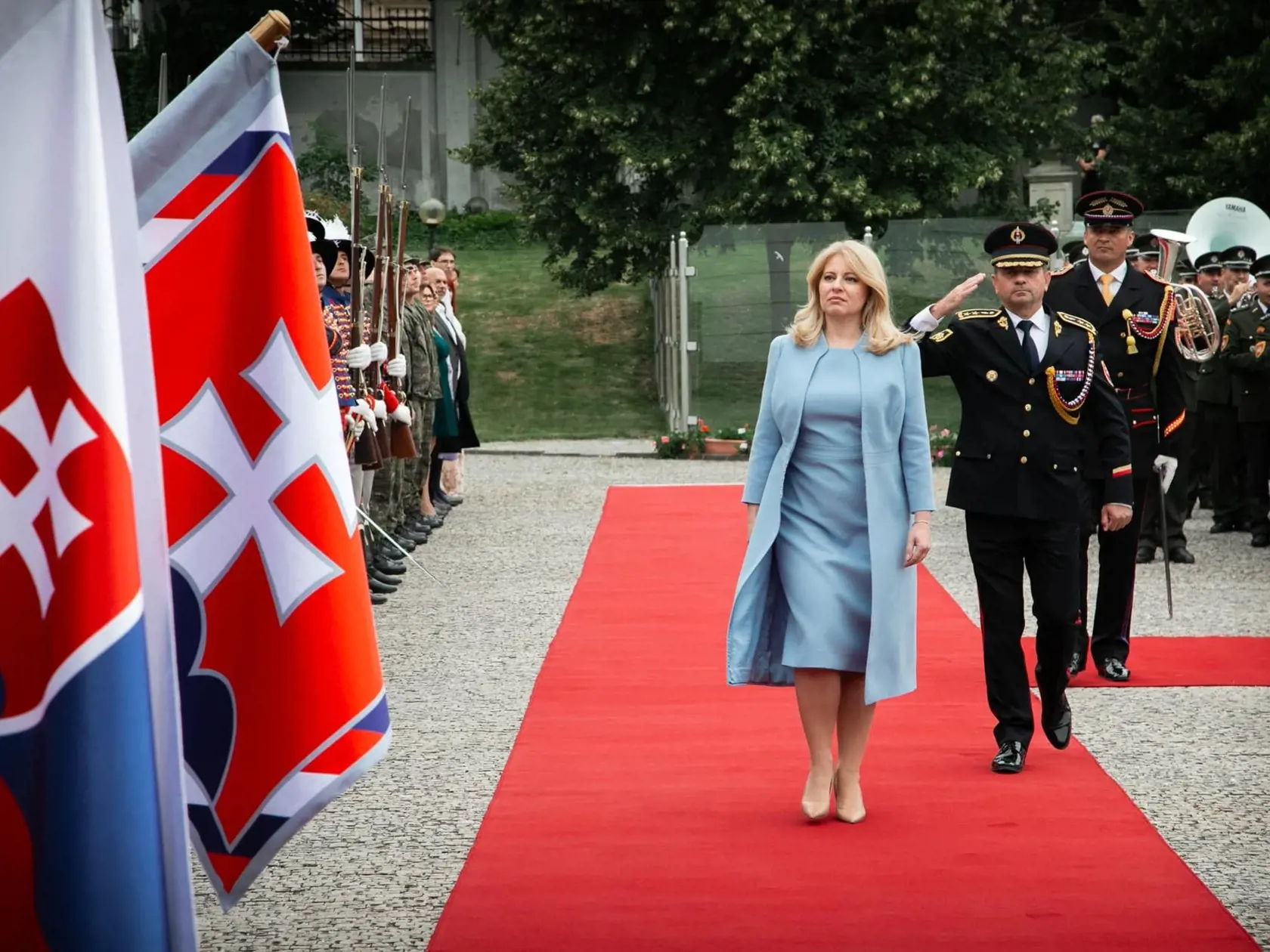 V rozkvitnutej záhrade Prezidentského paláca sa Zuzana Čaputová rozlúčila verejne s funkciou prezidentky.