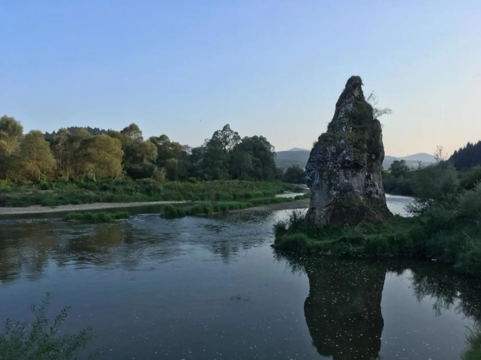 Skalná ihla - Čertova skala je viac ako 10 metrov vysoký skalný útvar čnejúci z  rieky Poprad medzi obcami Chmeľnica a Hajtovka.