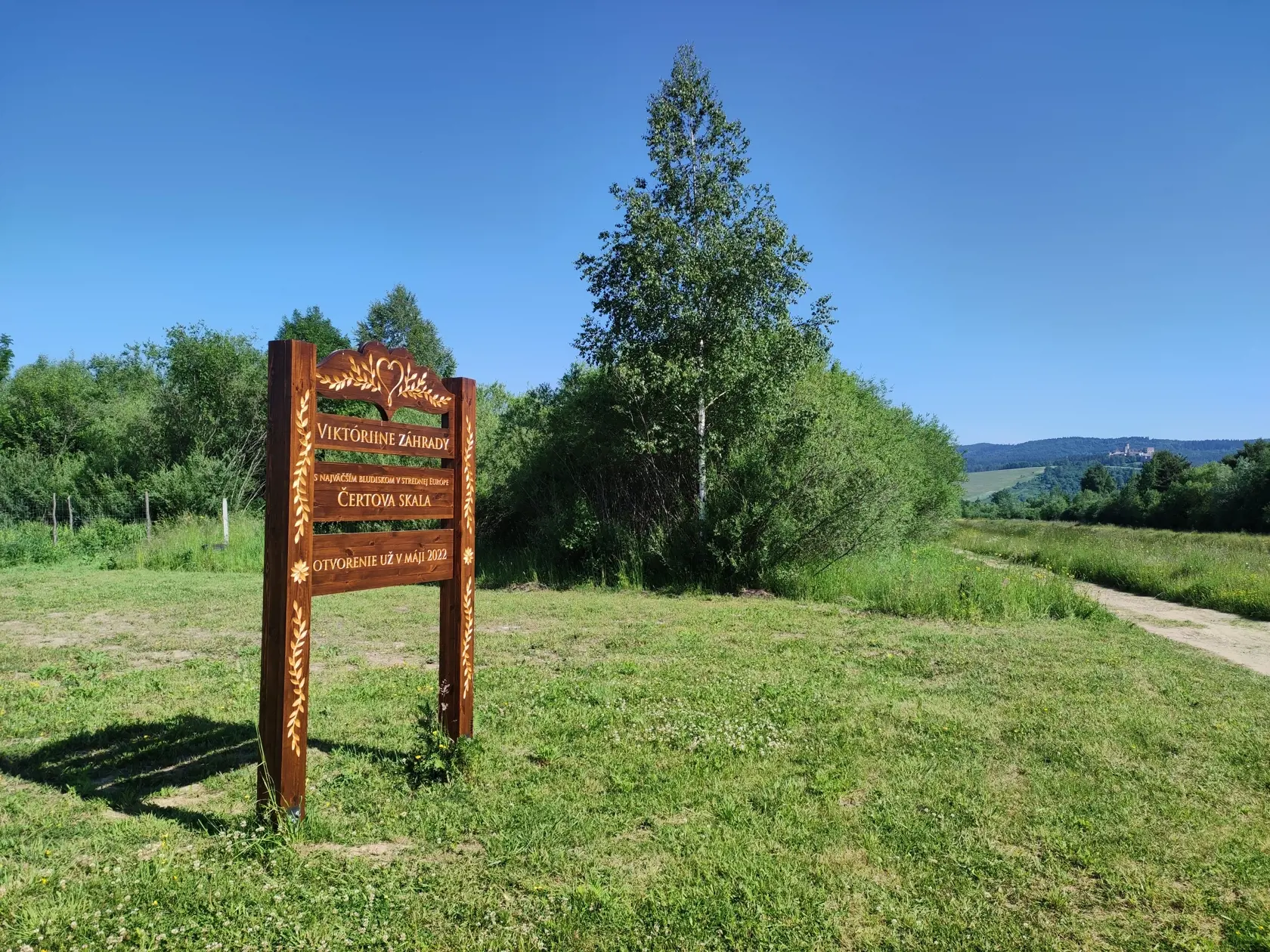 Návštevník dostane pri vstupe do bludiska mapku k prvej soche, ktorá mu po vylúštení hádanky dá mapu k ďalšej a takto si postupne vyskladá mapu celého bludiska.