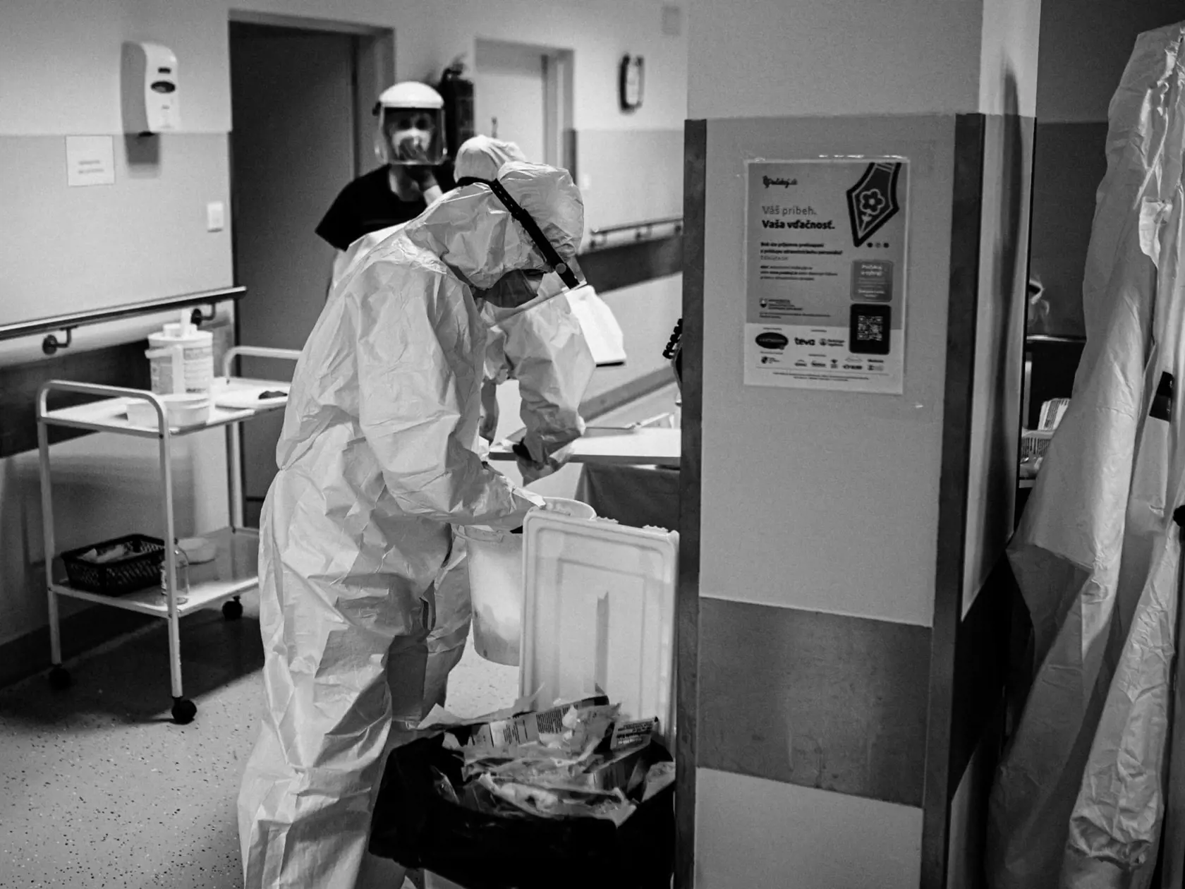 „Na oddelení anestézie a intenzívnej medicíny ľudia len ležali a bolo tam viacmenej ticho. Počul som len zvuky pípajúcich prístrojov, prípadne zvoniaci telefón.“ Ján Rábara opisuje detaily z oddelenia anestézie a intenzívnej medicíny z nemocnice v Považskej Bystrici.