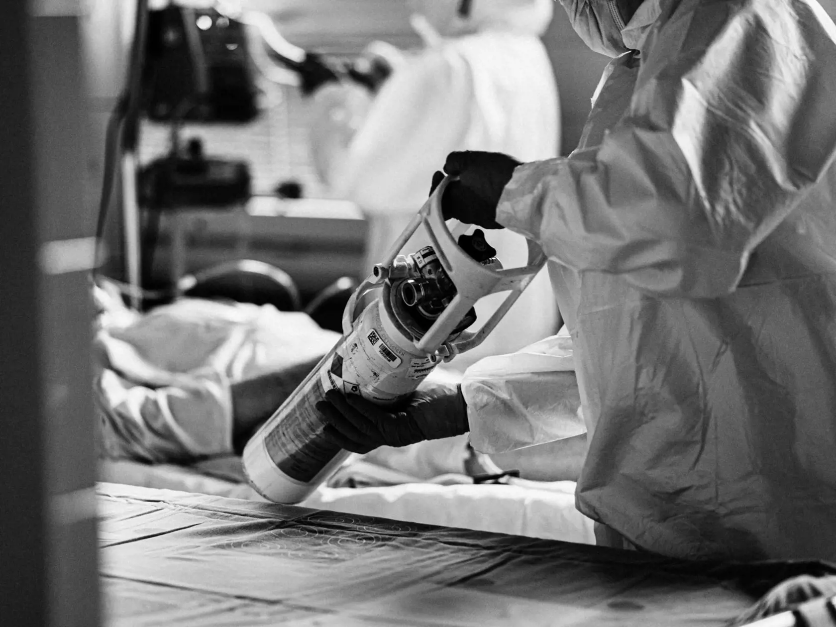 „Na oddelení anestézie a intenzívnej medicíny ľudia len ležali a bolo tam viacmenej ticho. Počul som len zvuky pípajúcich prístrojov, prípadne zvoniaci telefón.“ Ján Rábara opisuje detaily z oddelenia anestézie a intenzívnej medicíny z nemocnice v Považskej Bystrici.
