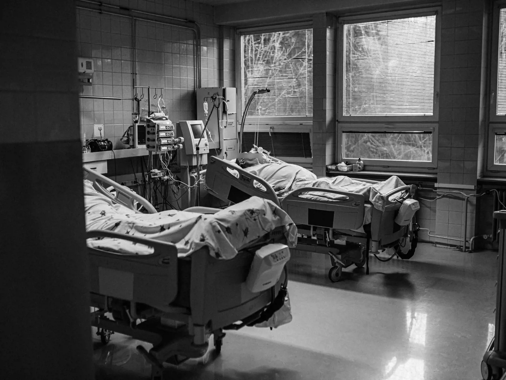 „Na oddelení anestézie a intenzívnej medicíny ľudia len ležali a bolo tam viacmenej ticho. Počul som len zvuky pípajúcich prístrojov, prípadne zvoniaci telefón.“ Ján Rábara opisuje detaily z oddelenia anestézie a intenzívnej medicíny z nemocnice v Považskej Bystrici.