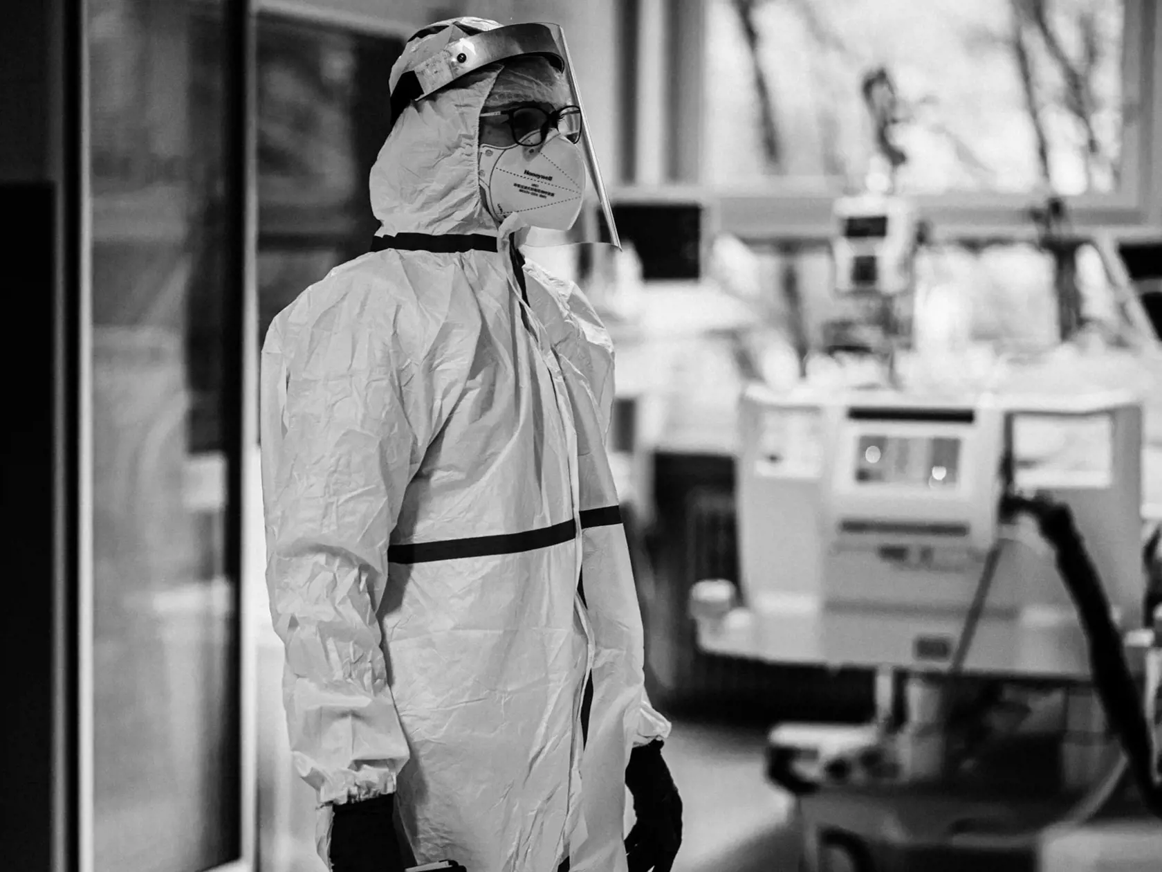 „Na oddelení anestézie a intenzívnej medicíny ľudia len ležali a bolo tam viacmenej ticho. Počul som len zvuky pípajúcich prístrojov, prípadne zvoniaci telefón.“ Ján Rábara opisuje detaily z oddelenia anestézie a intenzívnej medicíny z nemocnice v Považskej Bystrici.