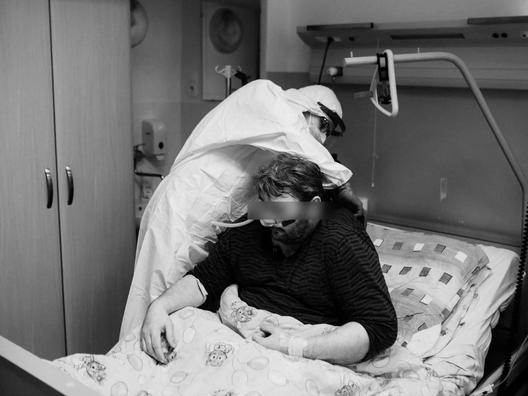 „Na oddelení anestézie a intenzívnej medicíny ľudia len ležali a bolo tam viacmenej ticho. Počul som len zvuky pípajúcich prístrojov, prípadne zvoniaci telefón.“ Ján Rábara opisuje detaily z oddelenia anestézie a intenzívnej medicíny z nemocnice v Považskej Bystrici.