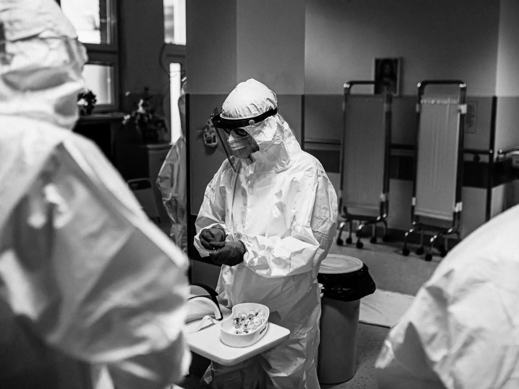 „Na oddelení anestézie a intenzívnej medicíny ľudia len ležali a bolo tam viacmenej ticho. Počul som len zvuky pípajúcich prístrojov, prípadne zvoniaci telefón.“ Ján Rábara opisuje detaily z oddelenia anestézie a intenzívnej medicíny z nemocnice v Považskej Bystrici.