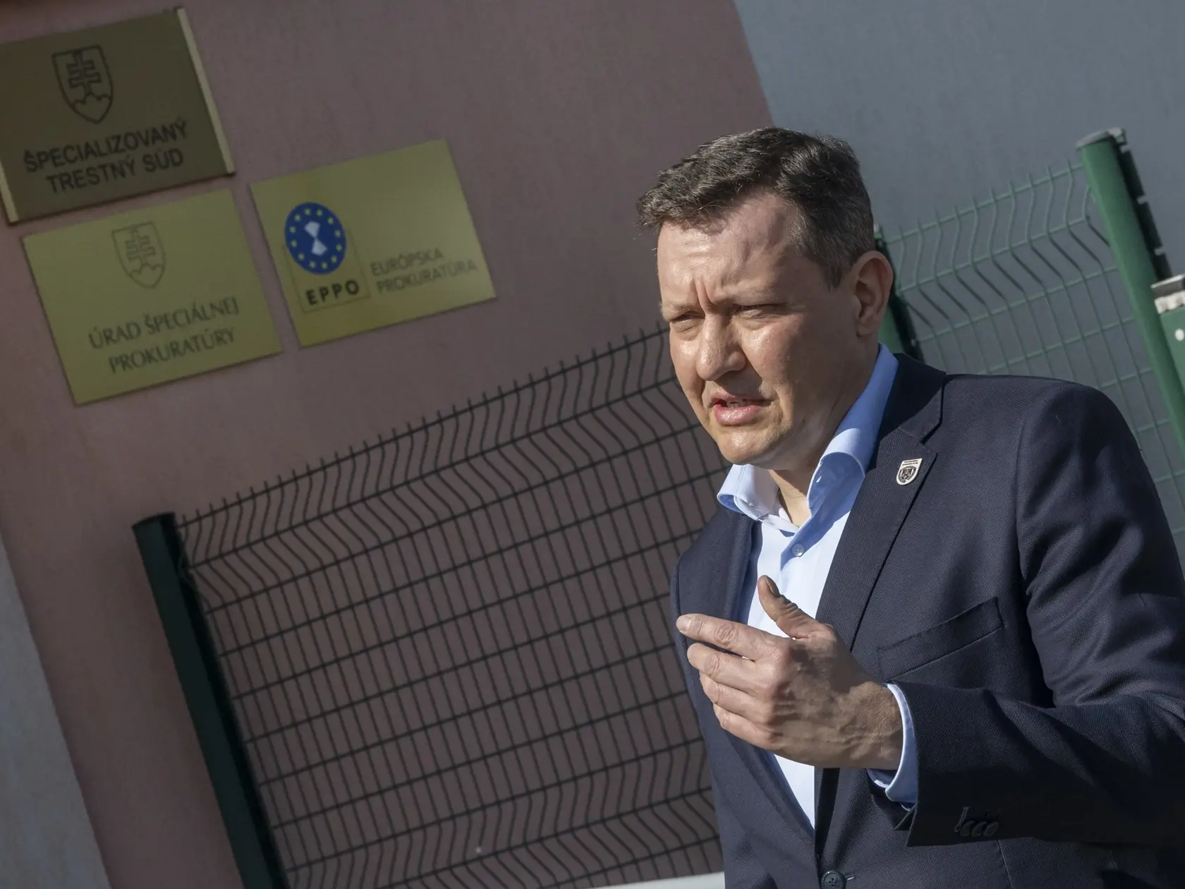 Na snímke špeciálny prokurátor Daniel Lipšic prichádza na tlačovú konferenciu, na ktorej informoval o situácii v súvislosti s rušením úradu 19. marca 2024 v Pezinku. 