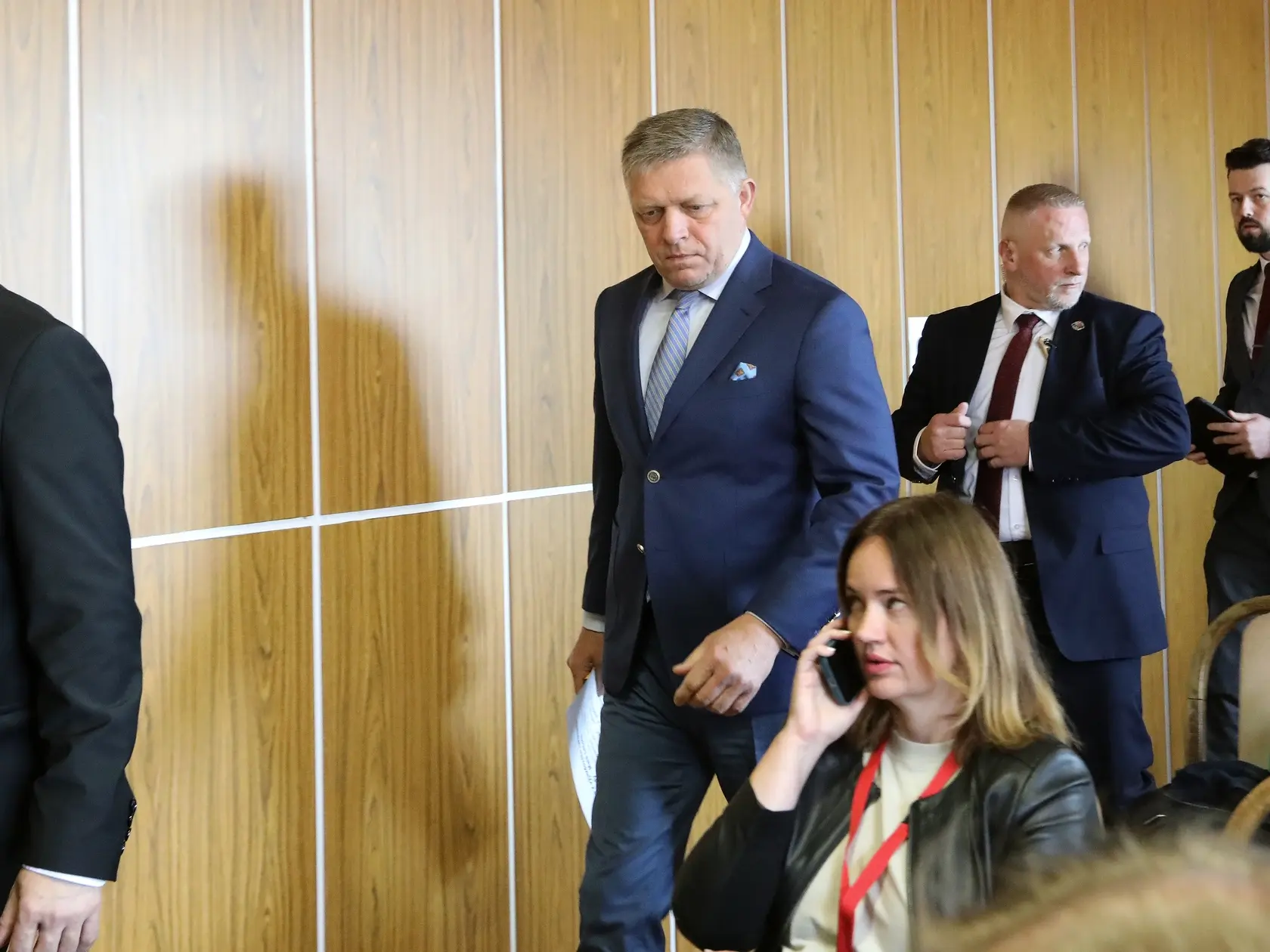 Na snímke premiér Robert Fico (druhý vľavo, Smer-SD) prichádza na tlačovú konferenciu po výjazdovom rokovaní vlády SR v obci Malá Lehota v okrese Žarnovica v stredu 30. apríla 2025. 