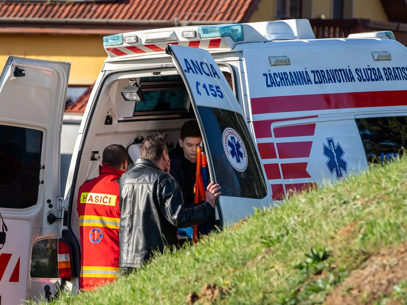 Na snimke je pohreb ktorý sa konal v obci Jelenec, pre zosnulých ktorý tragicky zahynuli pri tragickej nehode. 