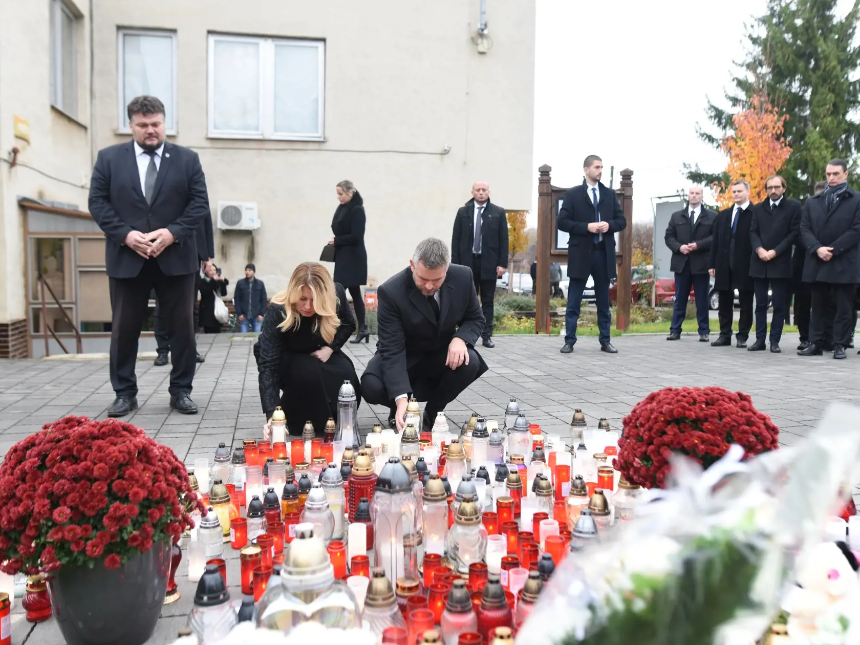 Na snímke zľava prezidentka SR Zuzana Čaputová a premiér SR Peter Pellegrini počas zapálenia sviečky pred zriadeným krízovým centrom na obecnom úrade v Kolíňanoch na uctenie si pamiatky obetí stredajšej tragickej nehody pri Nitre v piatok 15. novembra 2019. Na Slovensku sa začal štátny smútok, ktorý pripomína 12 obetí tragickej dopravnej nehody pri Nitre. Od 08.00 do 20.00 h budú štátne vlajky spustené na pol žrde. Nehoda, ktorá sa stala v stredu (13. 11.) na zlatomoravskej ceste I/65 neďaleko M