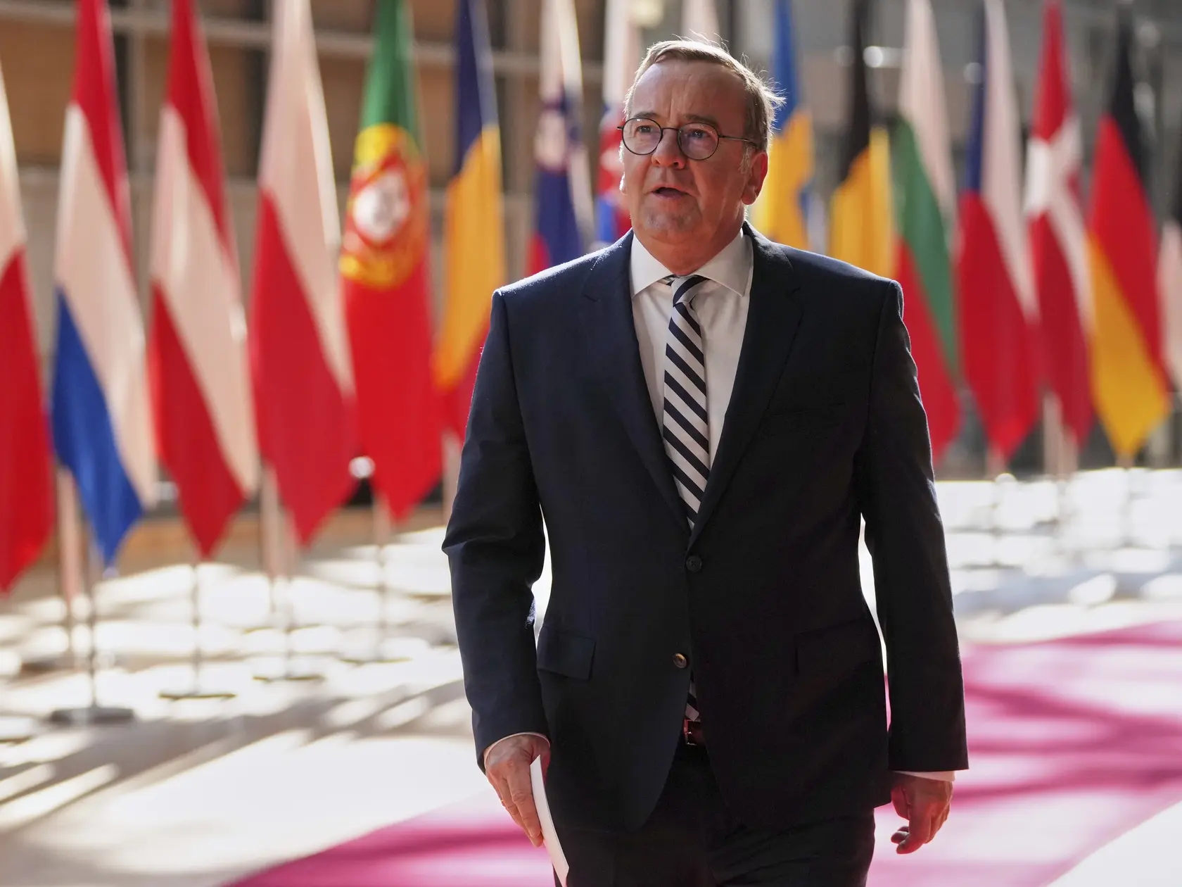 Nemecký minister obrany Boris Pistorius hovorí s novinármi počas jeho príchodu na stretnutie ministrov obrany členských krajín NATO v sídle Európskej rady v Bruseli 20. mája 2025.