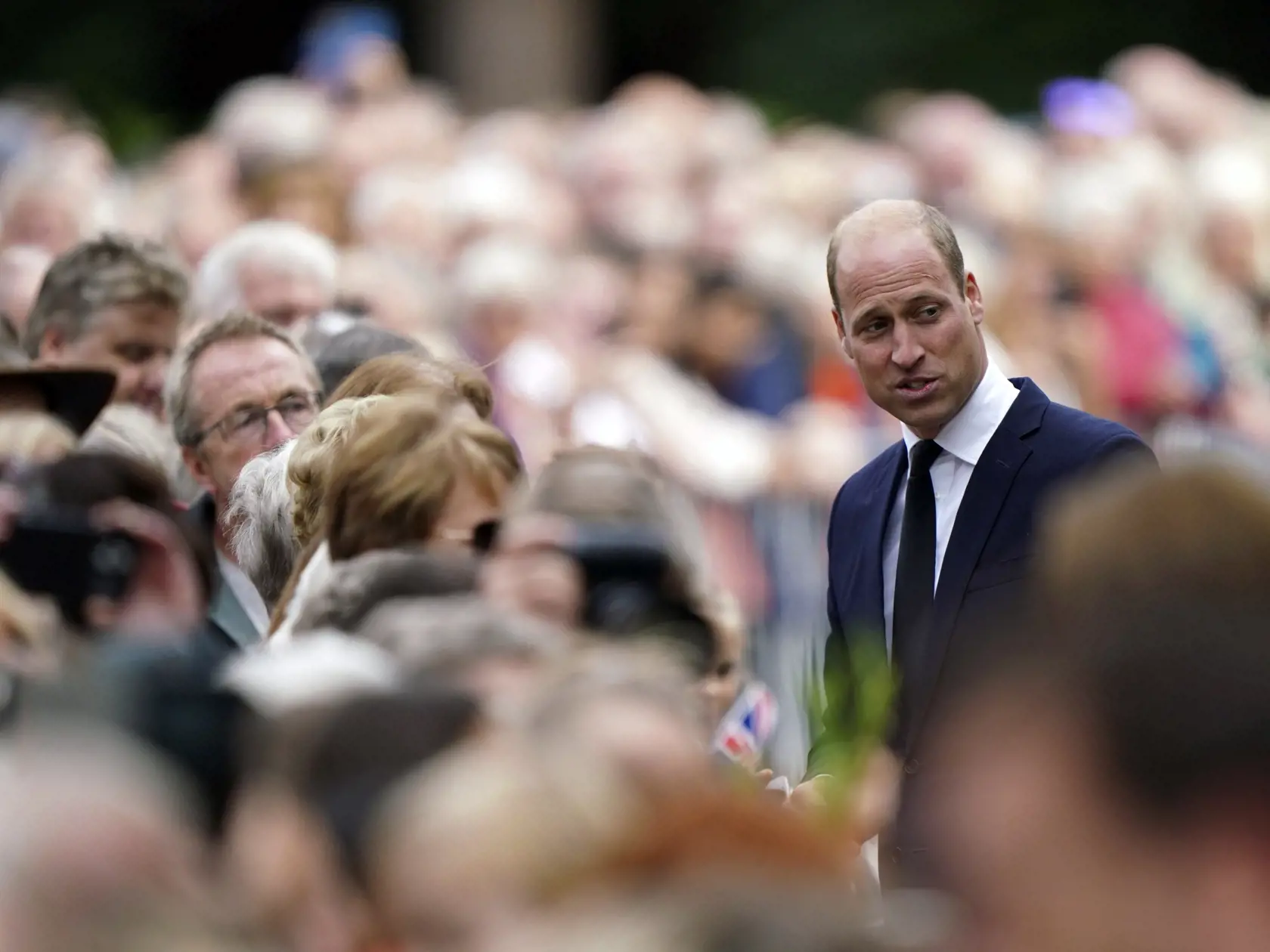 Po jeho abdikácii ho však nemá nahradiť nástupca trónu princ William. Kráľom sa má stať iný muž.