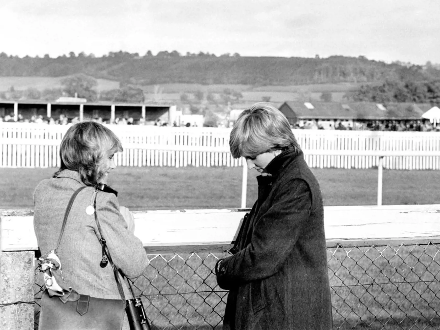 Utajený plod lásky Charlesa a Camilly? Po dlhých rokoch nedávno na povrch vyplávalo kruté tajomstvo, o ktorom sa roky len šepkalo. V roku 1966 sa mal údajne Charlesovi a Camille narodiť syn, ktorého si však nemohli nechať. Simon Dorante-Day, dnes 56-ročný, bol v útlom veku adoptovaný a dnes šokuje svet tvrdením, že má kráľovskú krv. Kráľ Charles ani Camilla sa k jeho tvrdeniam oficiálne nevyjadrili. No šepkalo sa, že v čase, keď mal byť Simon splodený, sa po Camille na 9 mesiacov zľahla zem.