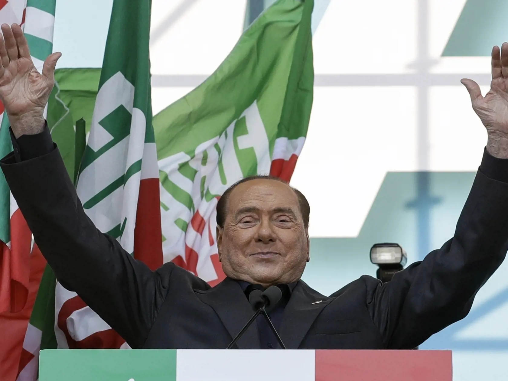 Na archívnej snímke z 19. októbra 2019 bývalý taliansky premiér a predseda strany Forza Italia Silvio Berlusconi počas prejavu na zhromaždení v Ríme.