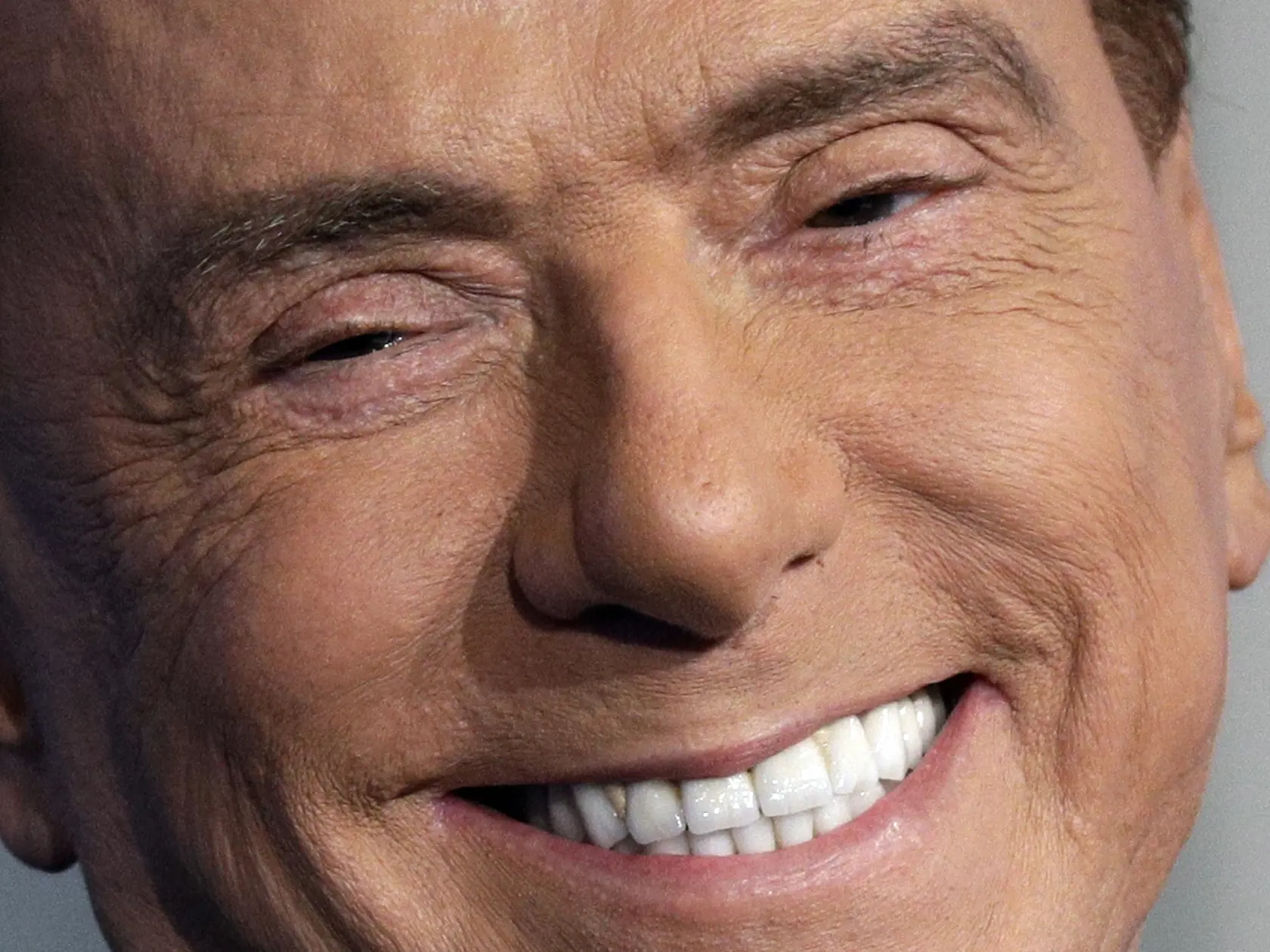Na archívnej snímke z 11. januára 2018 bývalý taliansky premiér a predseda strany Forza Italia Silvio Berlusconi sa usmieva počas natáčania relácie Porta a Porta (Door To Door) TV talk show v talianskej štátnej televízii RAI.
