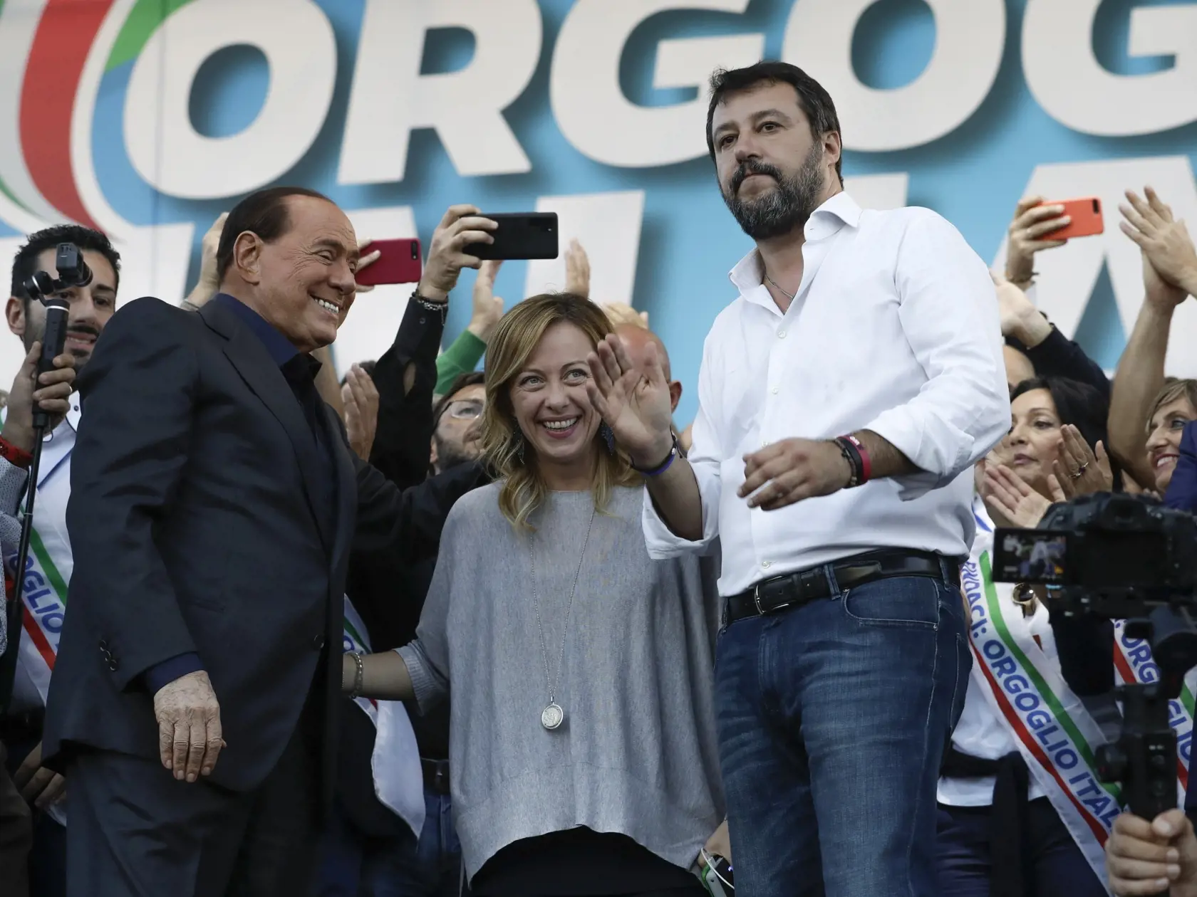 Zľava bývalý taliansky premiér Silvio Berlusconi, líderka hnutia Bratia Talianska (FDI) Giorgia Meloniová a Mateo Salvini z pravicovej Ligy Severu na zhromaždení 19. októbra 2019 v Ríme.