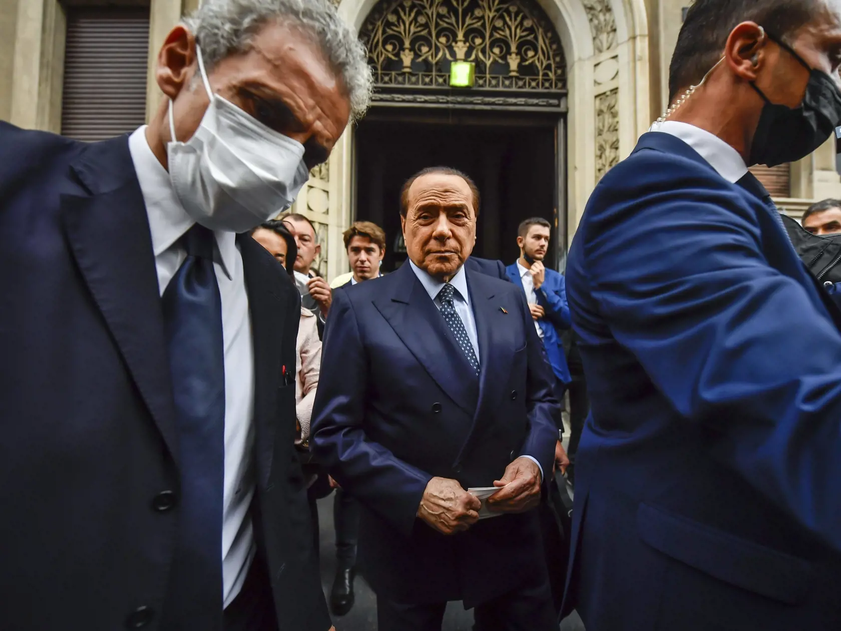 Na archívnej snímke z 3. októbra 2021 Silvio Berlusconi odchádza z volebnej miestnosti v Miláne.