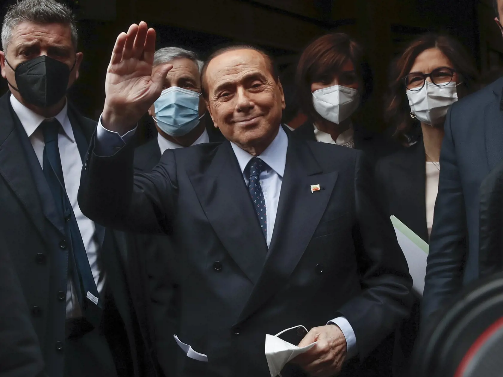 Na archívnej snímke z 9. februára 2021 bývalý taliansky premiér Silvio Berlusconi máva novinárom pred stretnutím s Mariom Draghim.