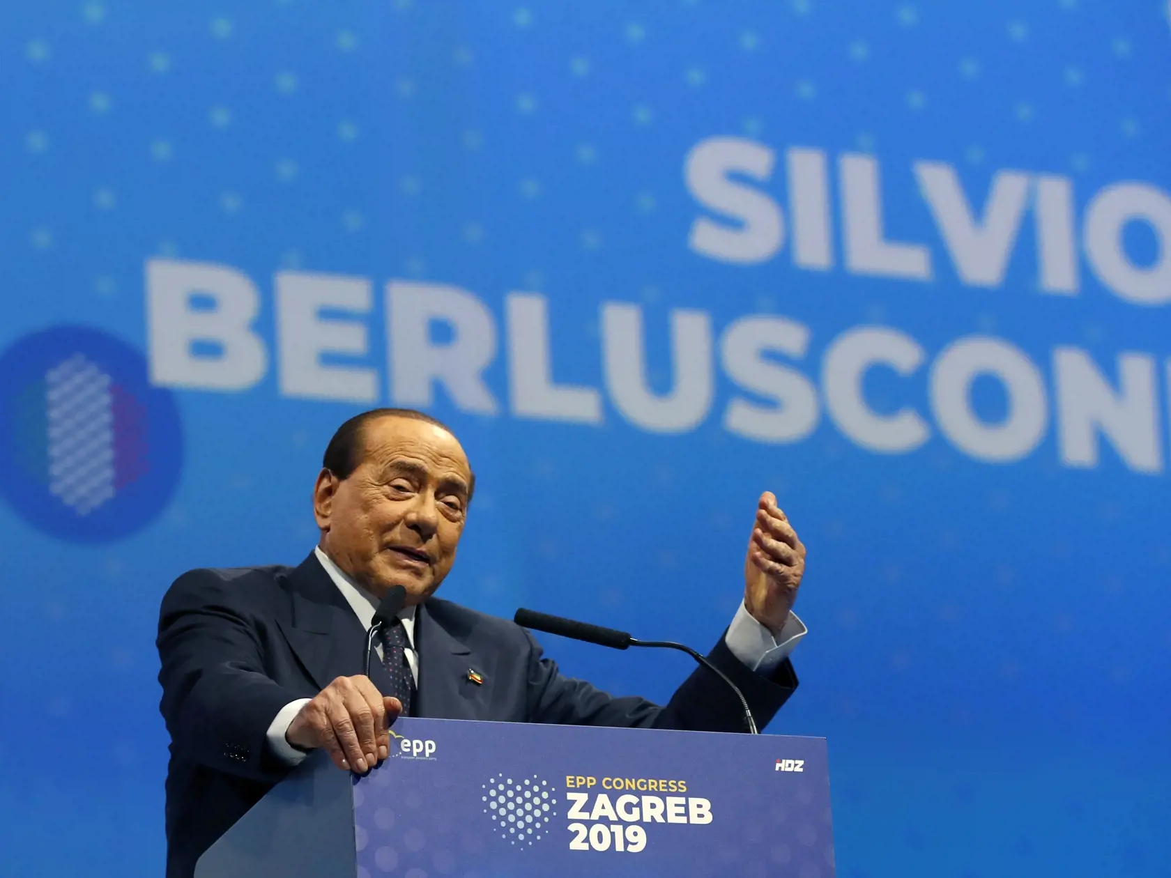 Na archívnej snímke z 21. novembra 2019 bývalý taliansky premiér a predseda strany Forza Italia Silvio Berlusconi reční na kongrese Európskej ľudovej strany (EPP) v Záhrebe.
