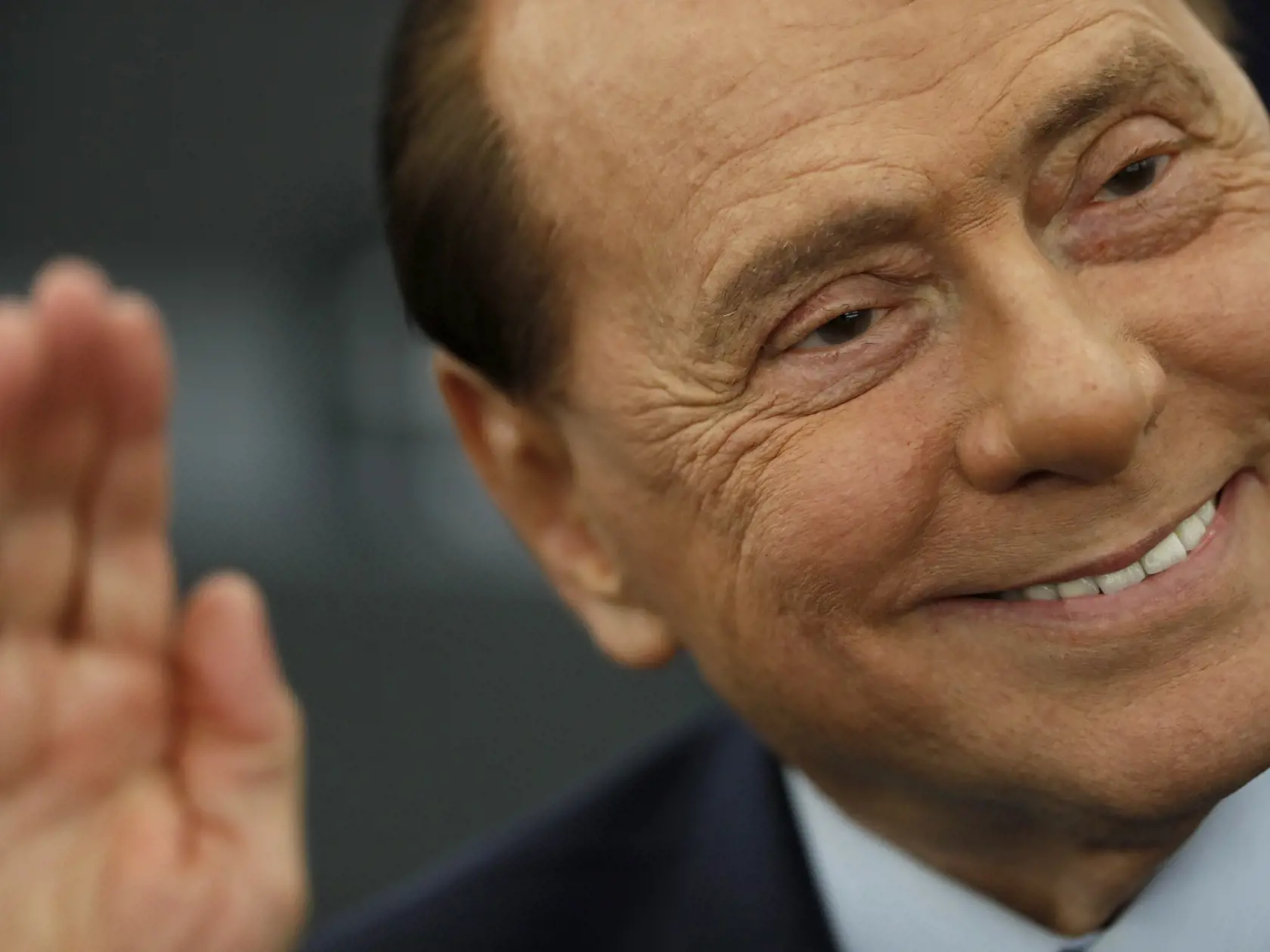 Na archívnej snímke z 2. júla 2019 bývalý taliansky premiér a predseda strany Forza Italia Silvio Berlusconi prichádza na ustanovujúce zasadnutie Európskeho parlamentu v Štrasburgu.
