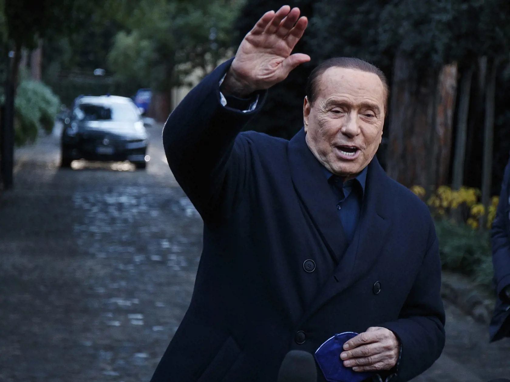 Na archívnej snímke z 23. decembra 2021 bývalý taliansky premiér a miliardár Silvio Berlusconi  máva novinárom po jeho stretnutí s centro-pravicovými lídrami v Ríme.